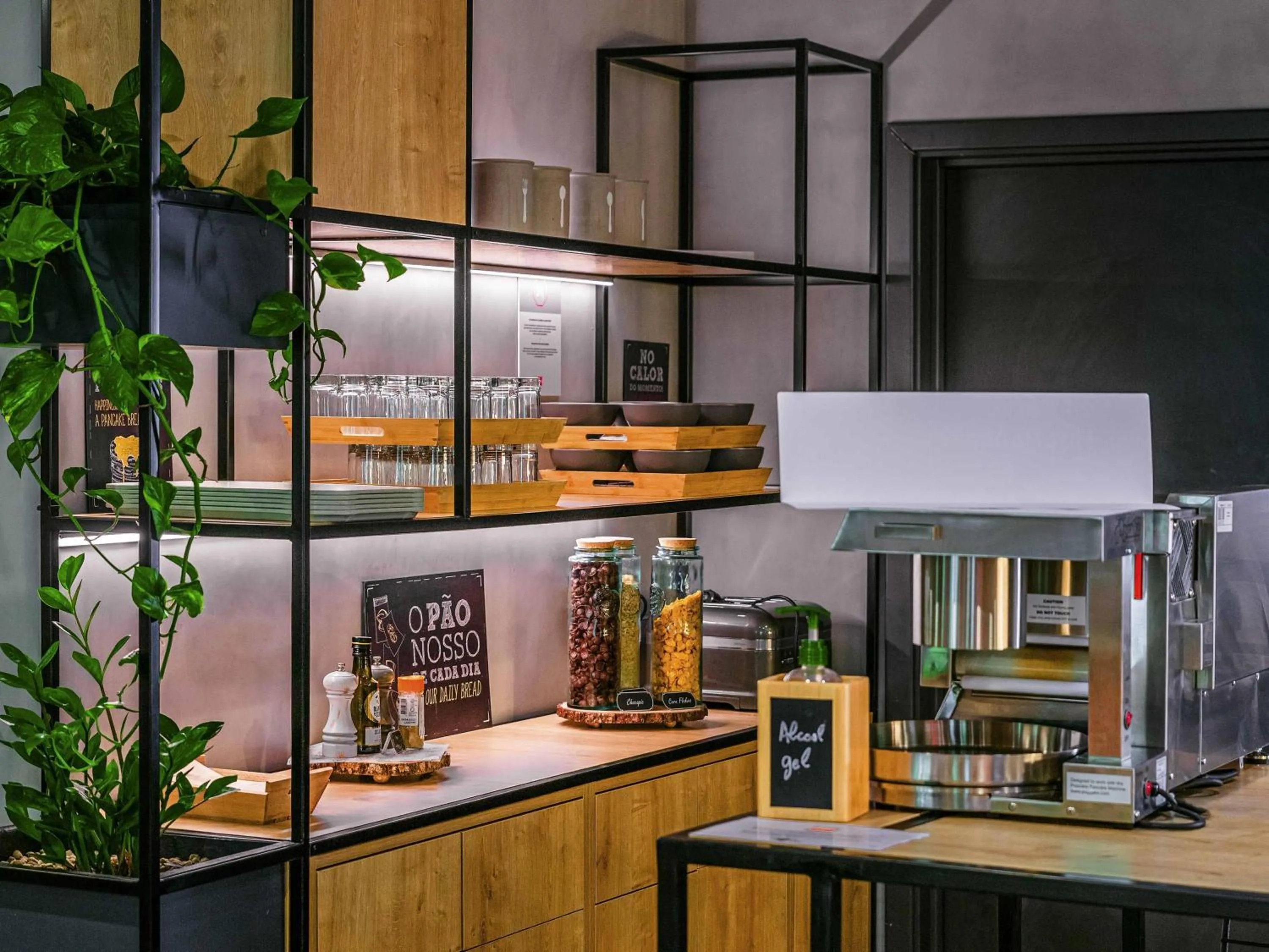 Restaurant/places to eat in ibis Porto Centro Mercado Bolhao