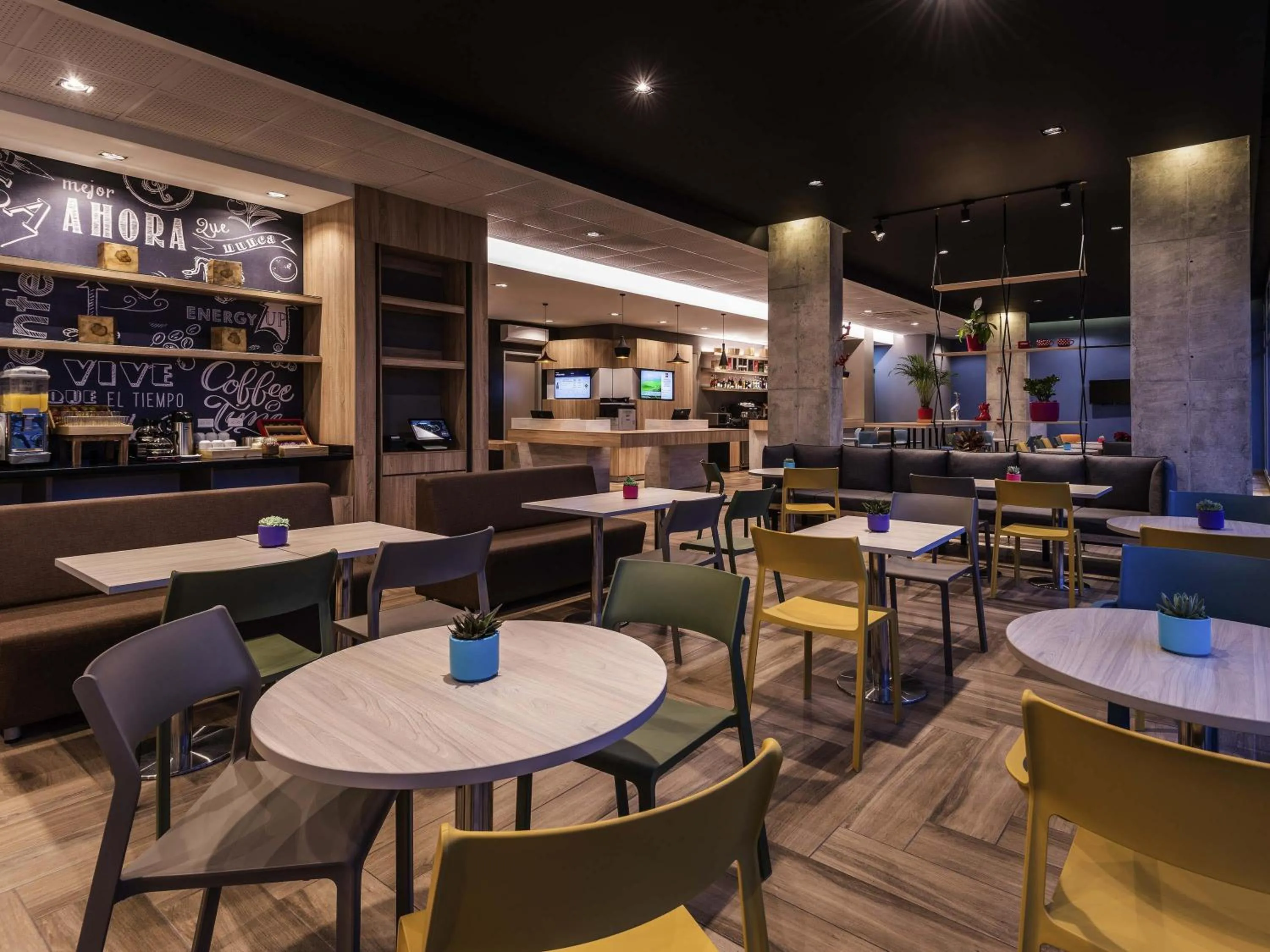 Restaurant/places to eat in ibis Chia