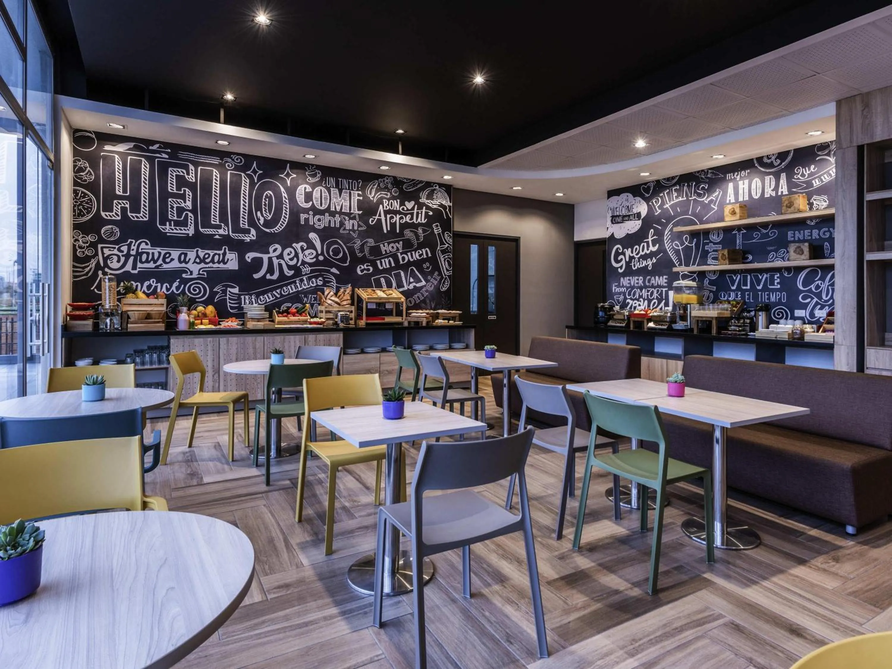 Restaurant/places to eat in ibis Chia