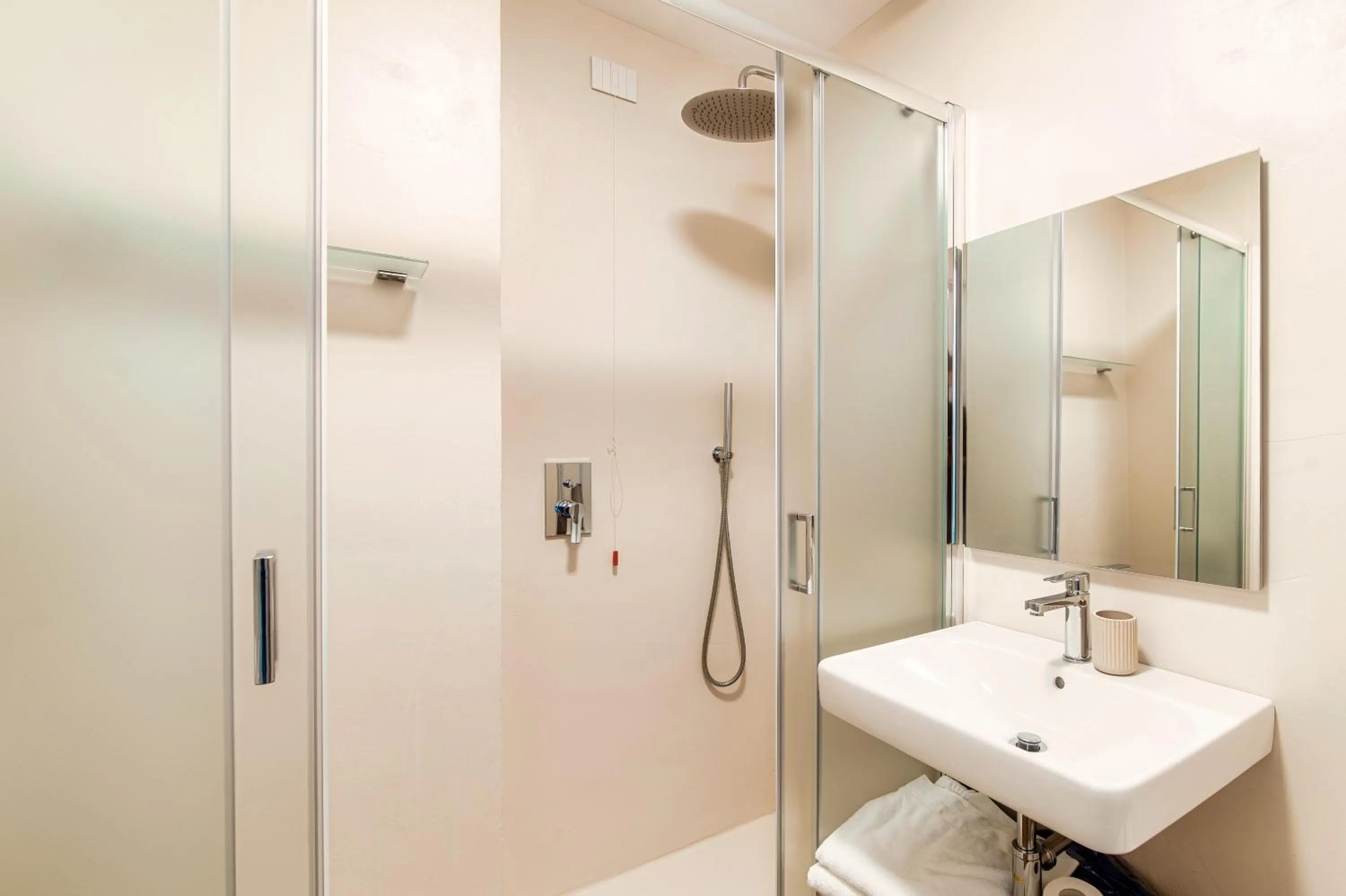 Bathroom in Dandelion Como Suites & Park