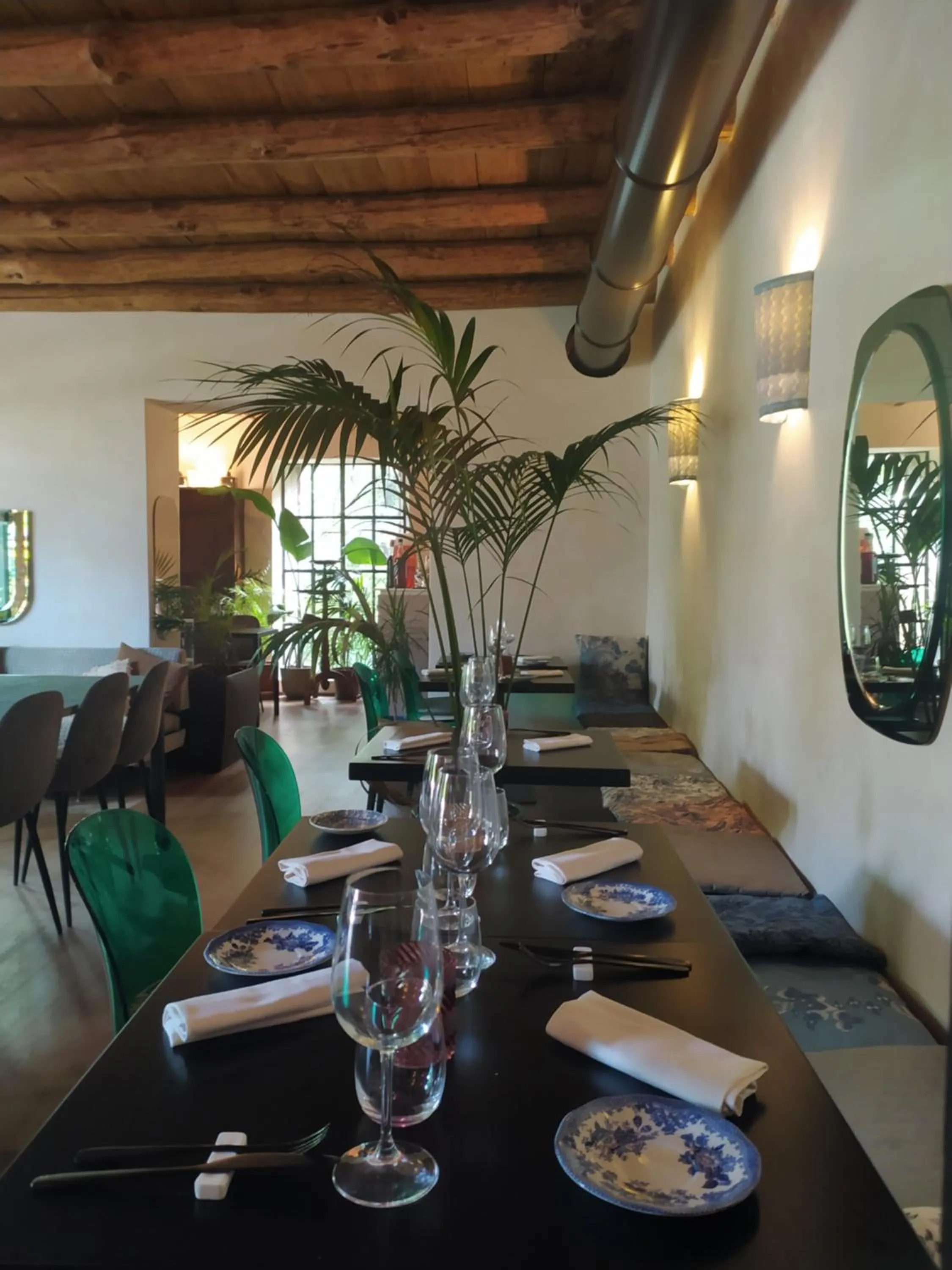 Restaurant/places to eat in Dandelion Como Suites & Park