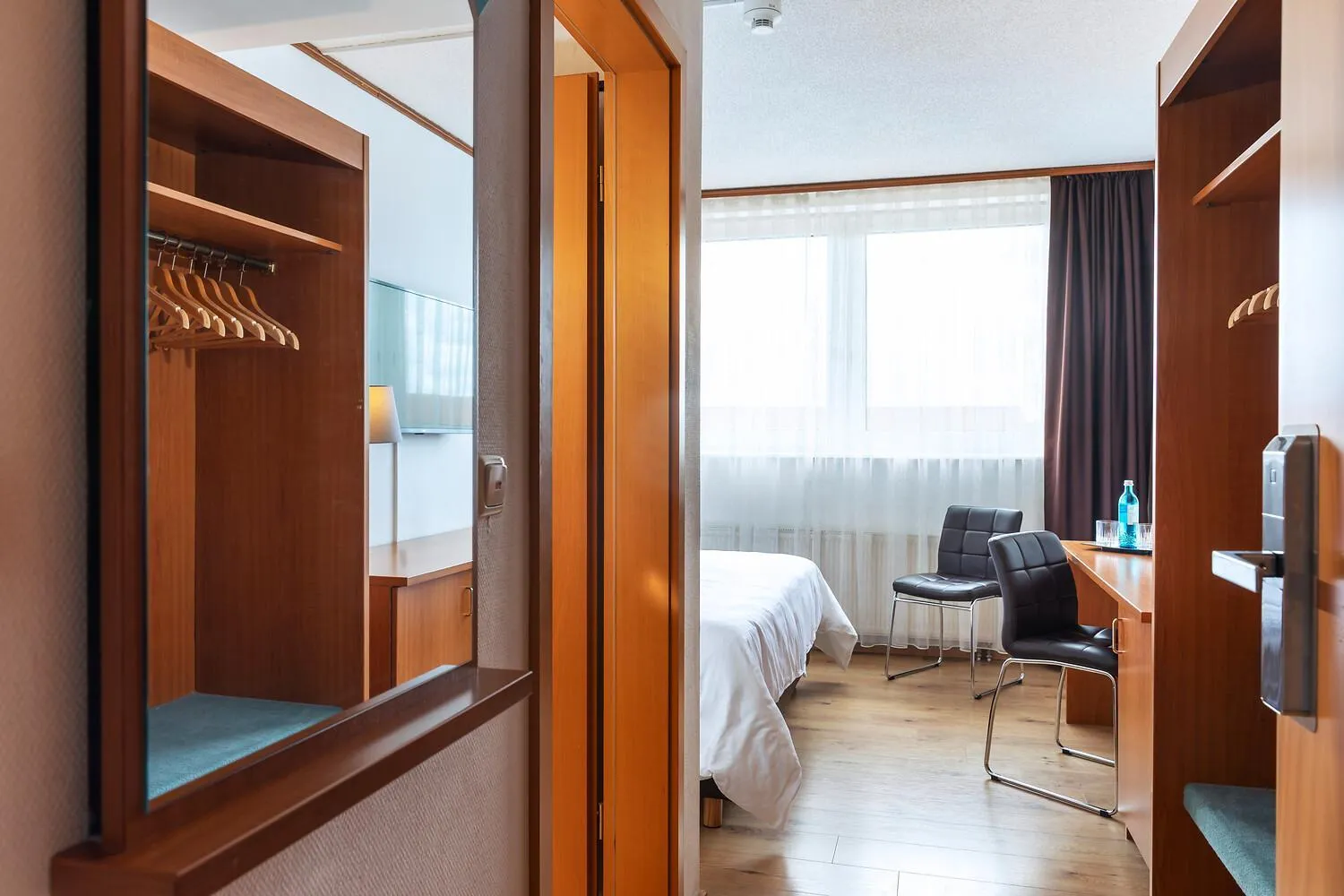 wardrobe, Bed in ACHAT Hotel Frankfurt Maintal