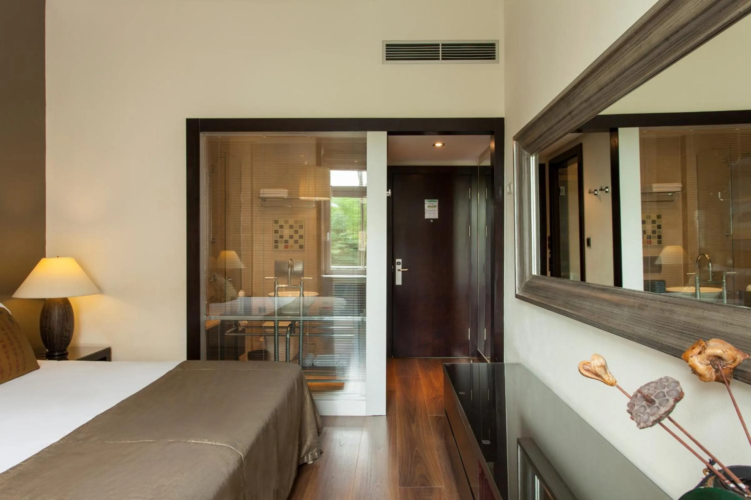 Photo of the whole room, Bed in Quentin Design Hotel Berlin