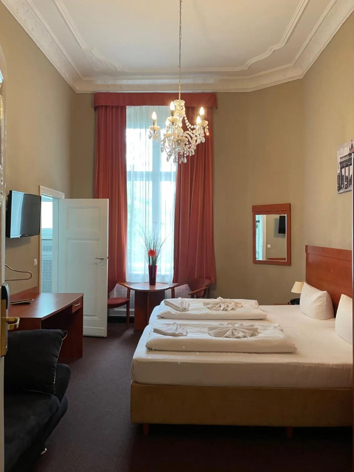 Toilet, Bed in Hotel Astrid am Kurfürstendamm