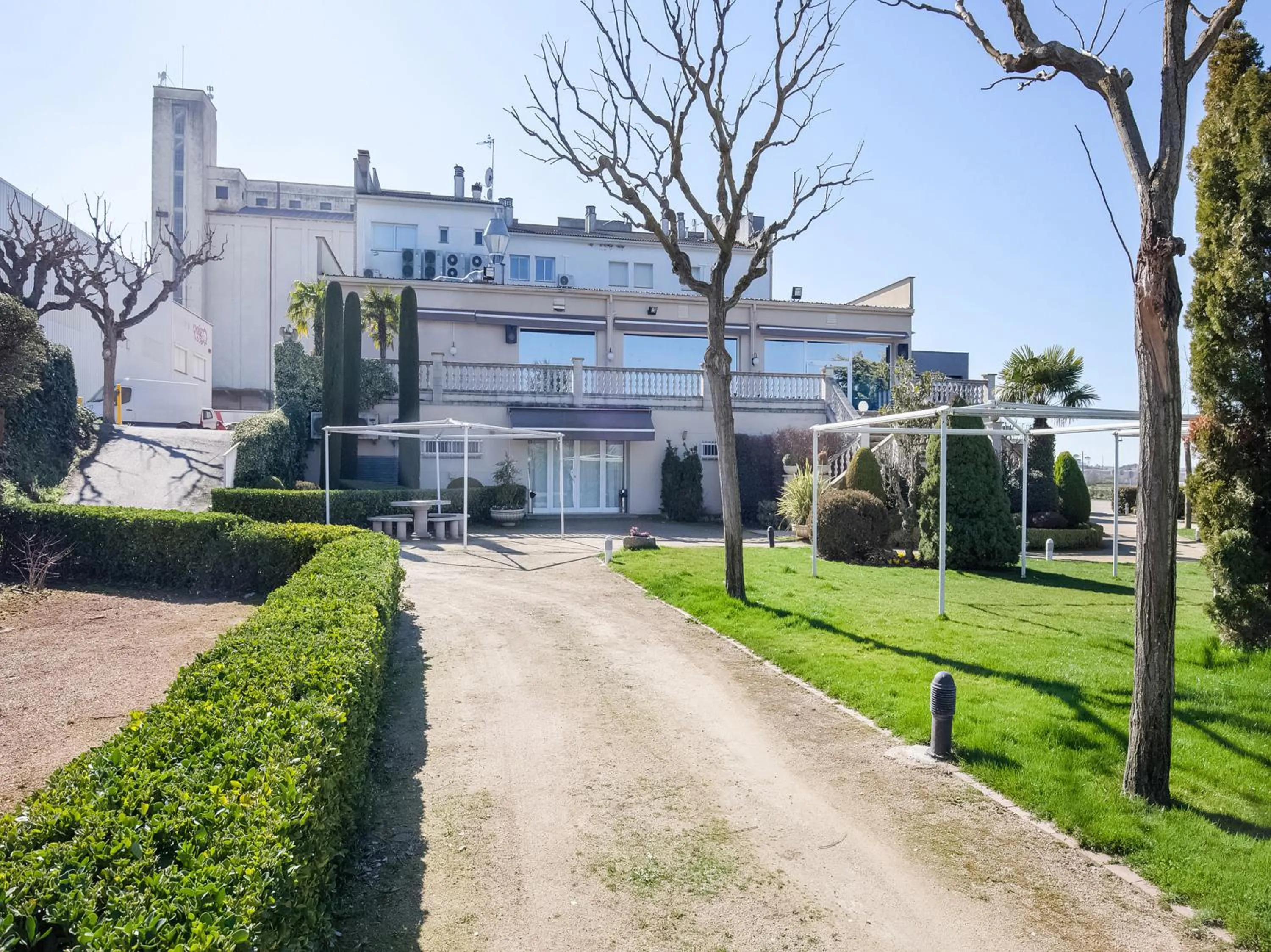 Facade/entrance in Hotel Restaurante Blanc I Negre 2