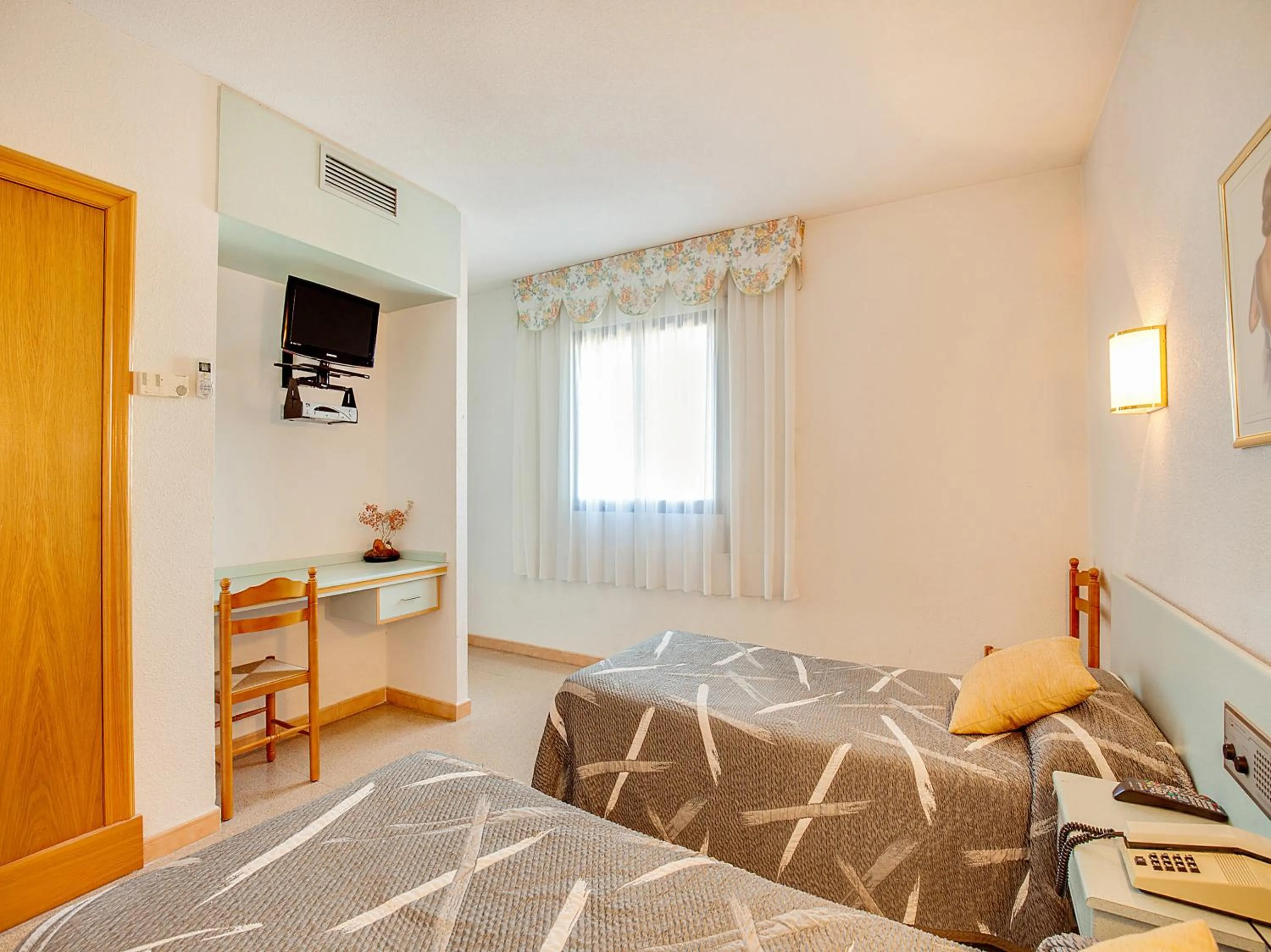 Photo of the whole room, Bed in Hotel Restaurante Blanc I Negre 2