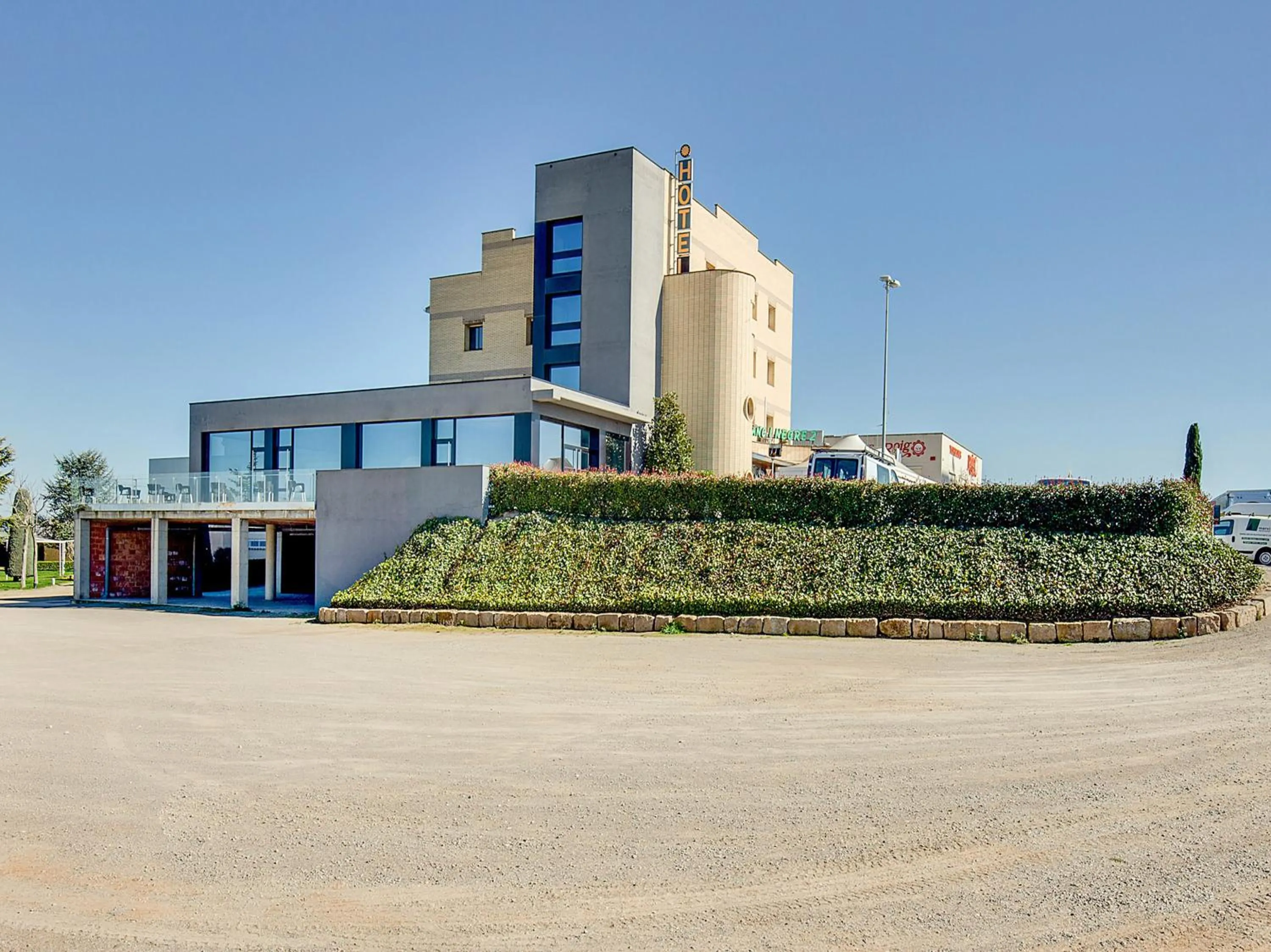 Facade/entrance in Hotel Restaurante Blanc I Negre 2