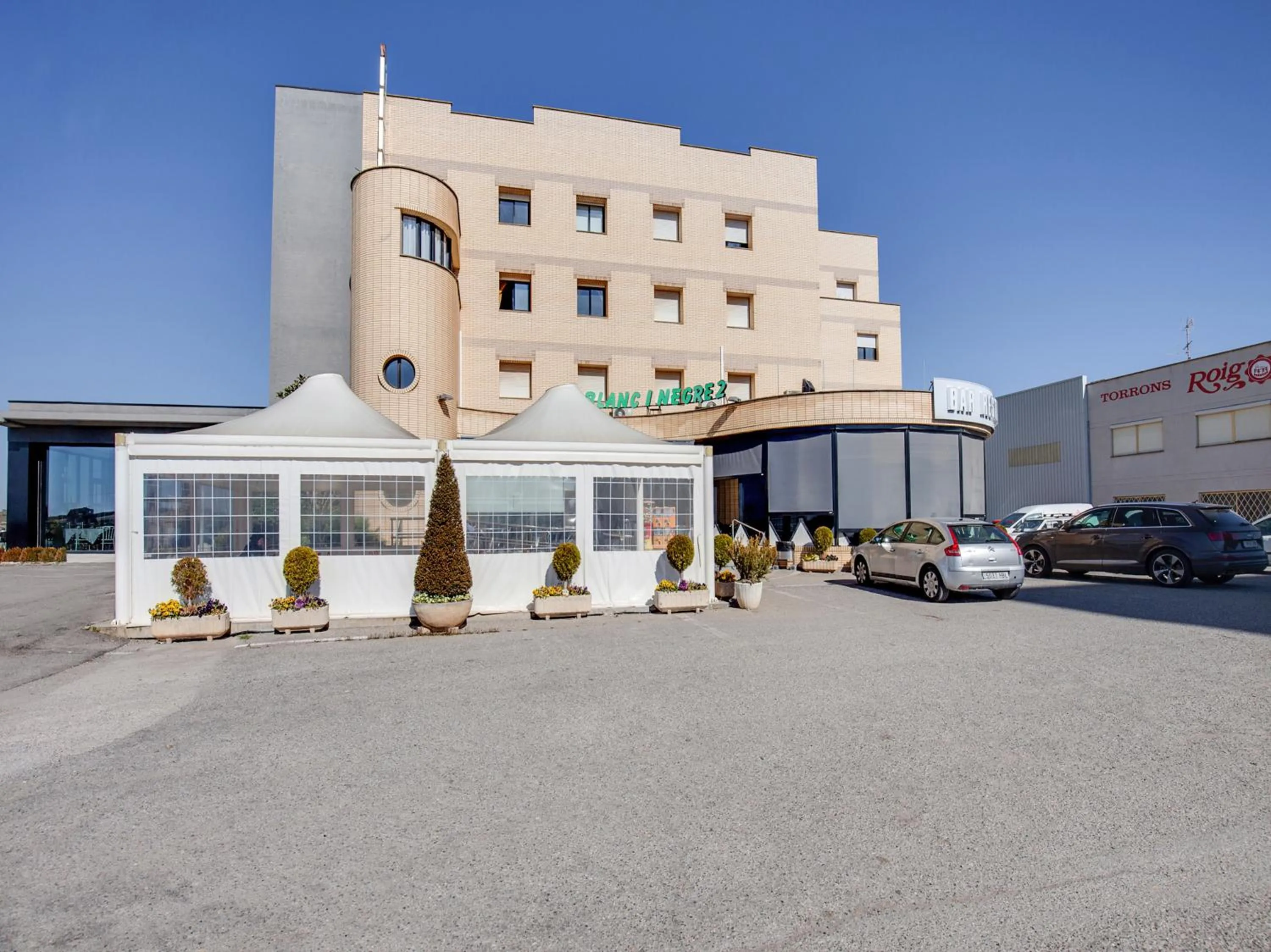 Facade/entrance in Hotel Restaurante Blanc I Negre 2