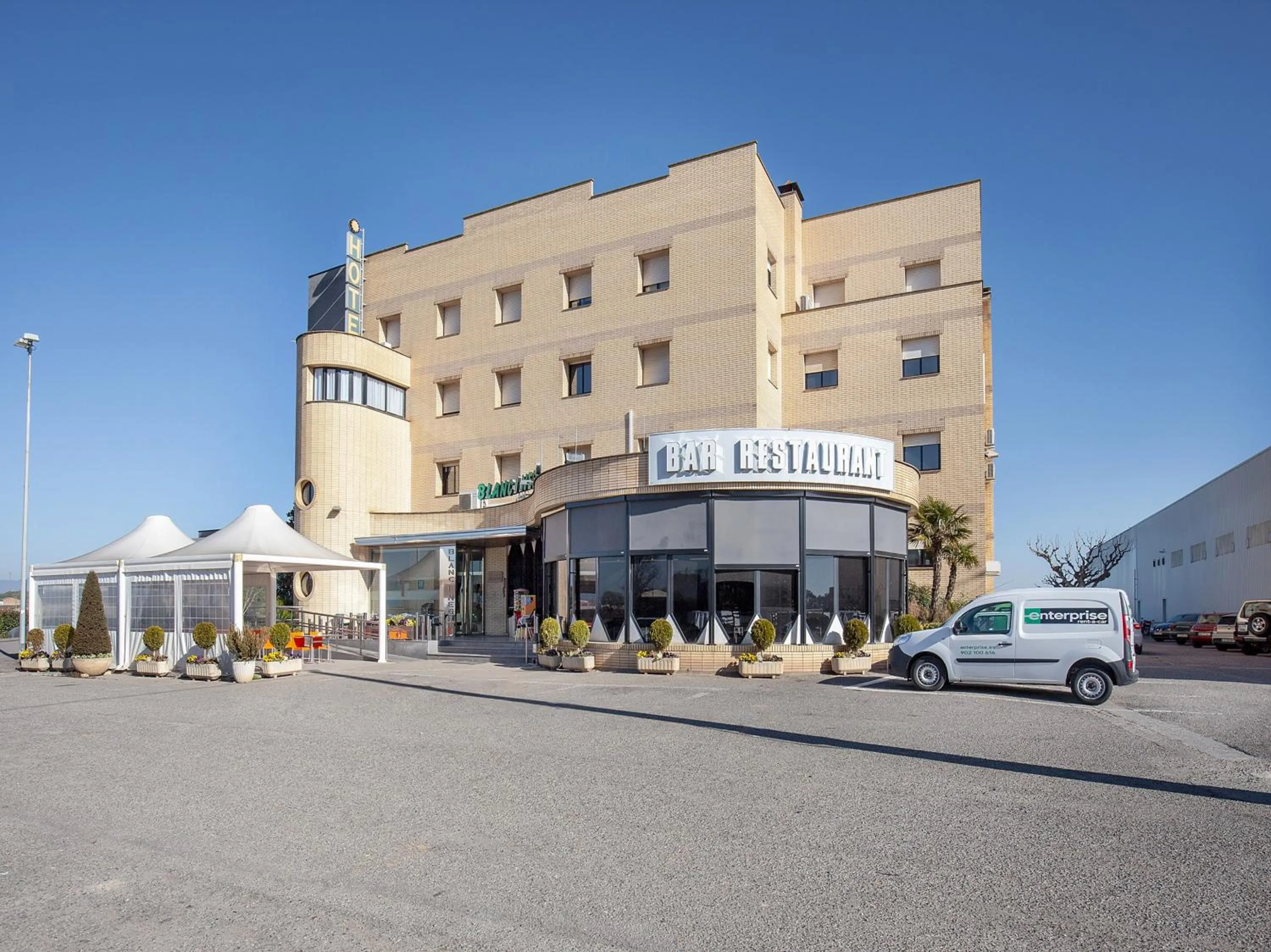 Facade/entrance in Hotel Restaurante Blanc I Negre 2