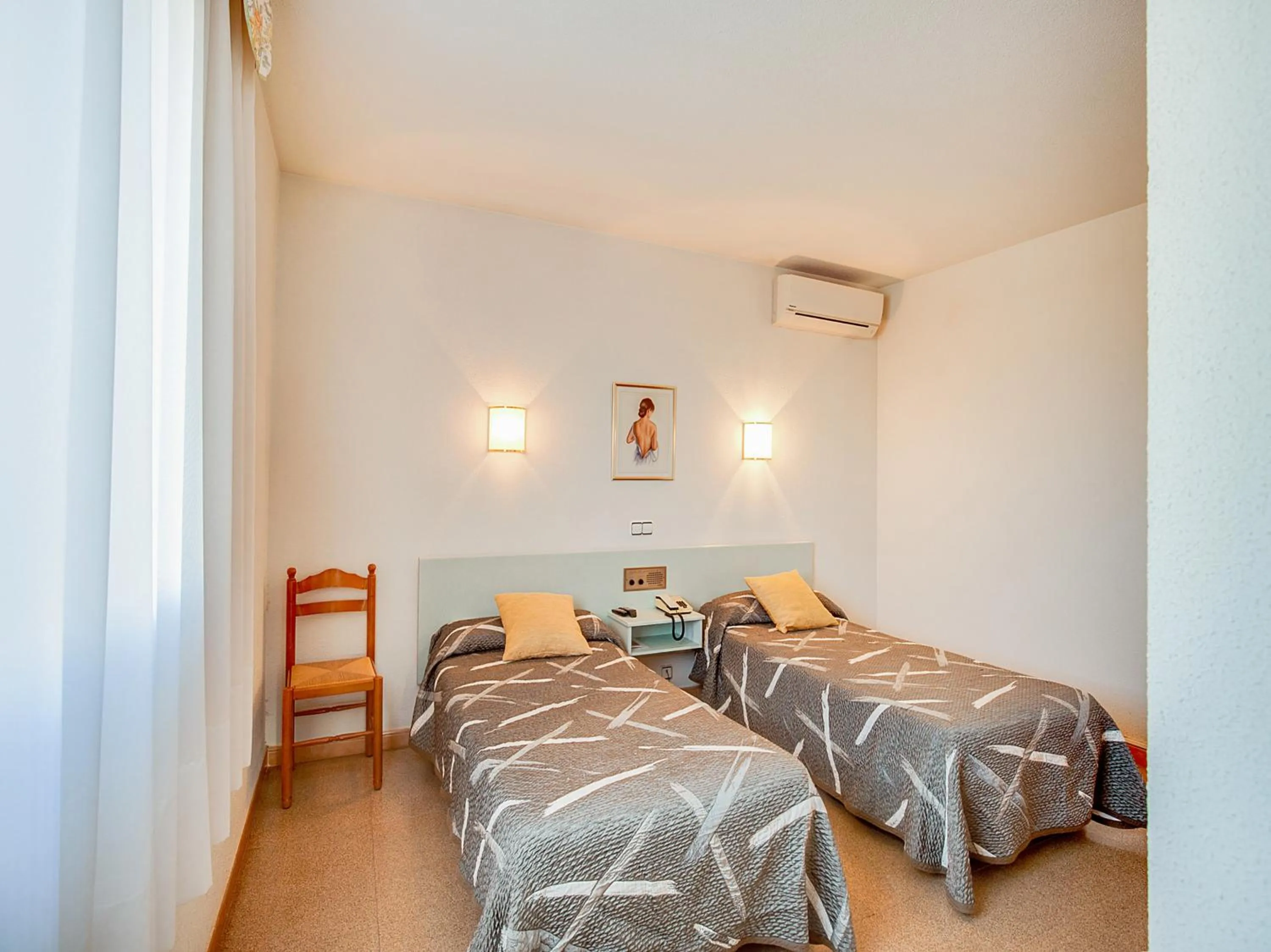 Photo of the whole room, Bed in Hotel Restaurante Blanc I Negre 2