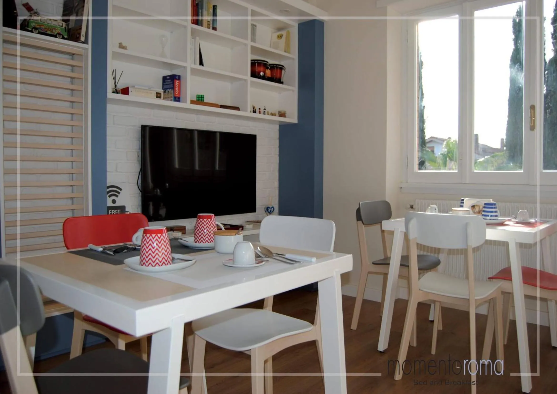 Communal lounge/ TV room in Momentoroma b&b