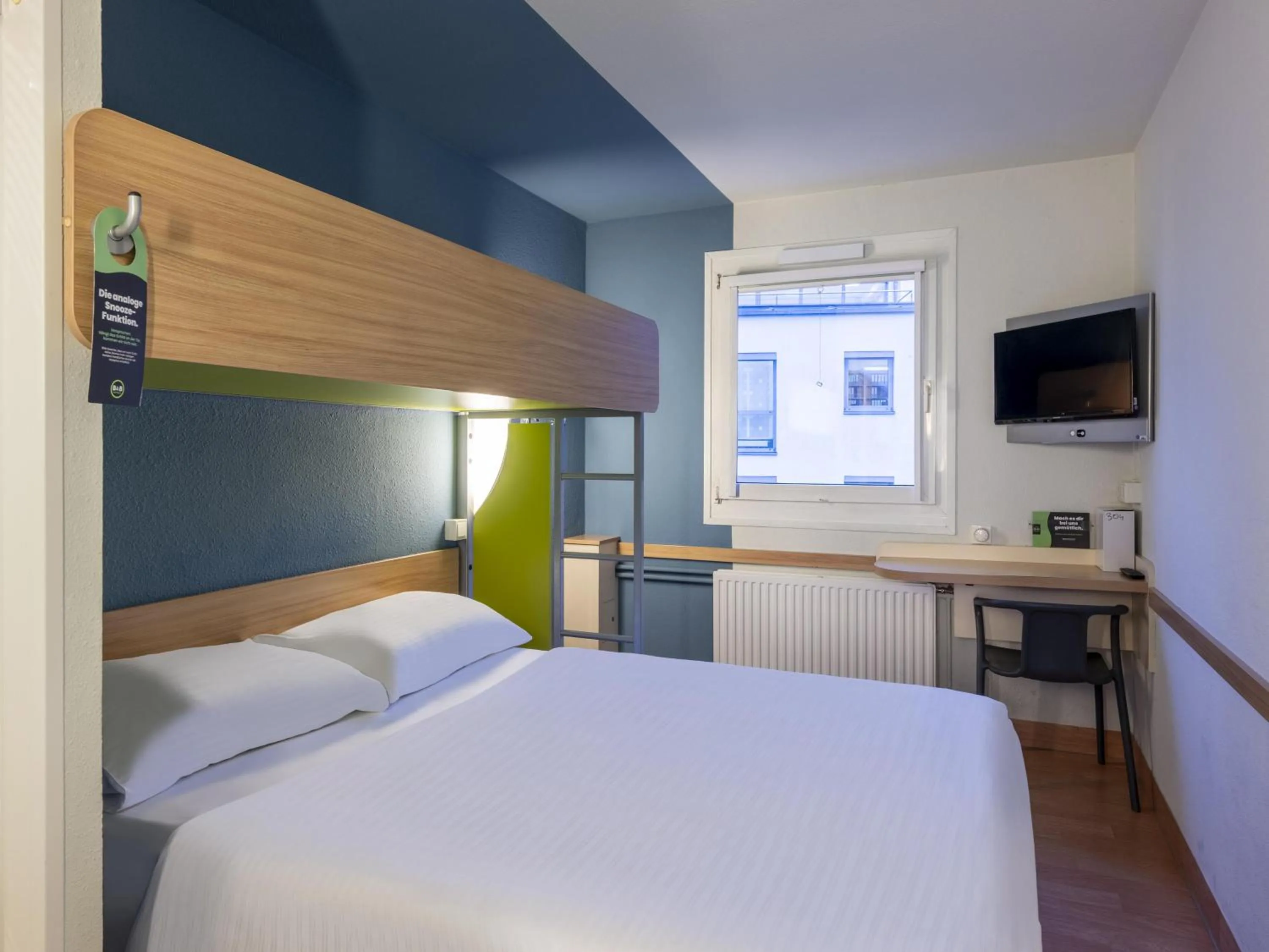 Photo of the whole room, Bed in ibis budget Düsseldorf Airport