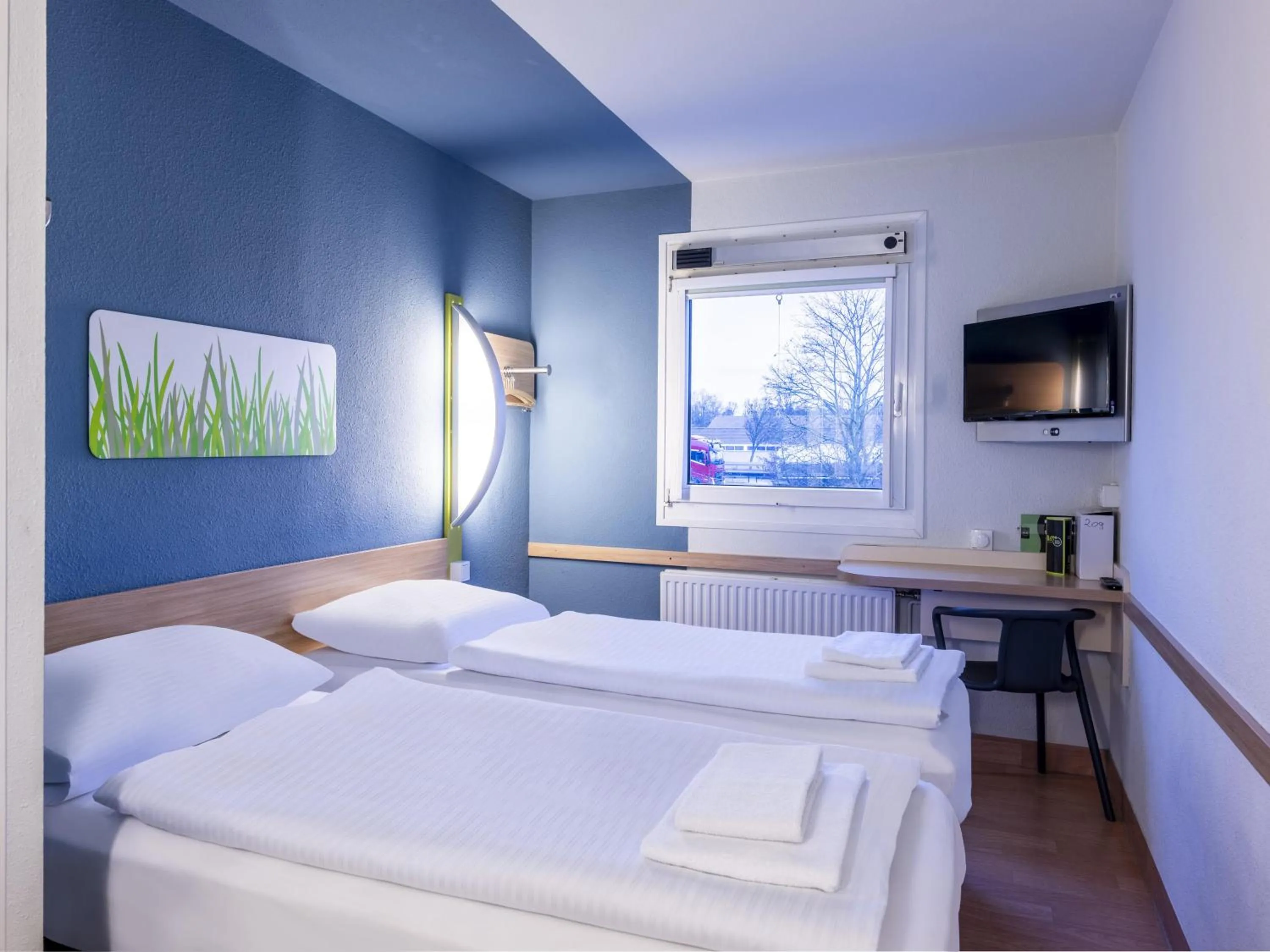 Photo of the whole room, Bed in ibis budget Düsseldorf Airport