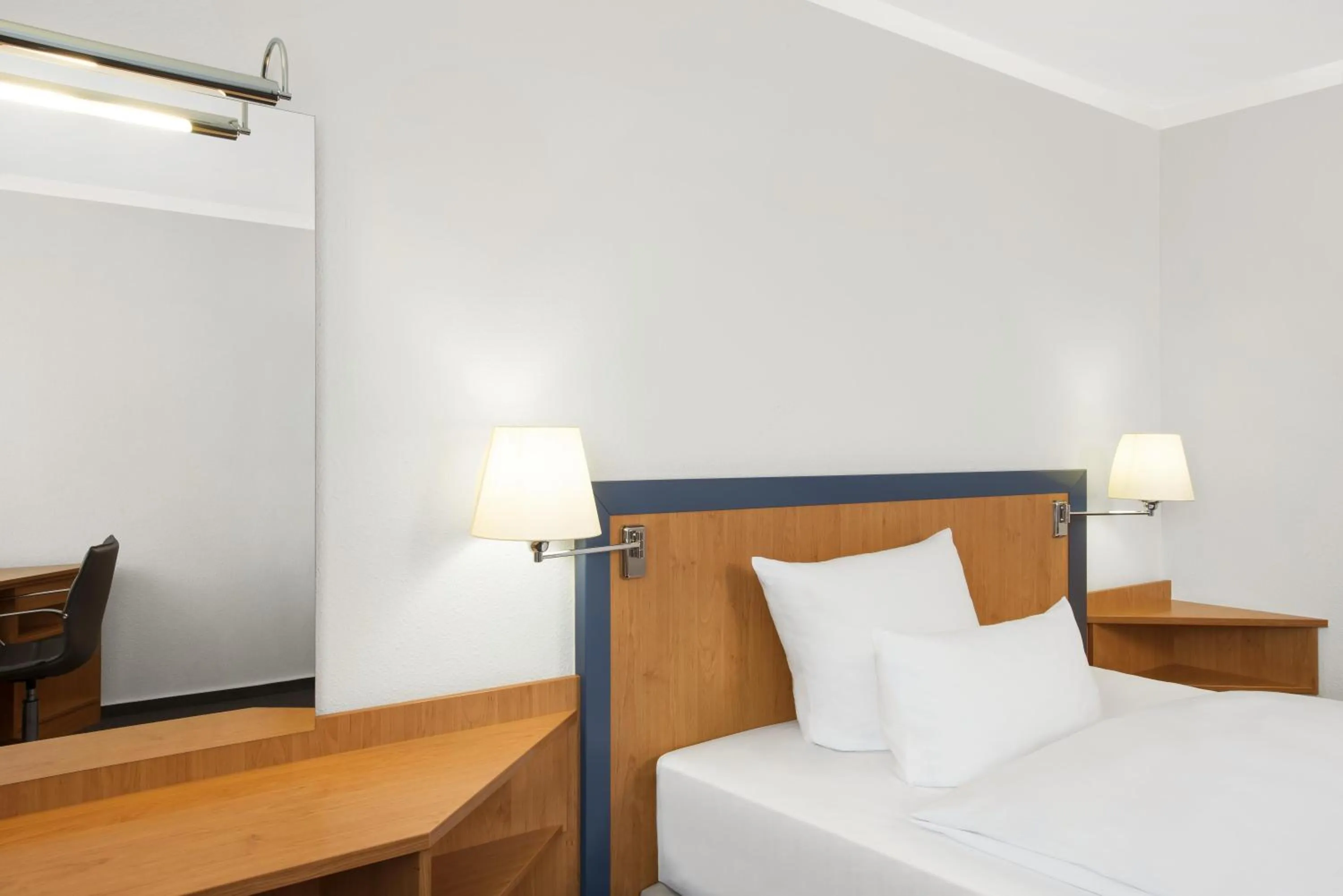 Bedroom, Bed in NH Frankfurt Airport West