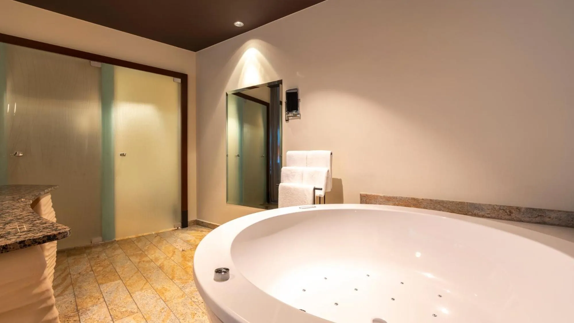 Hot Tub in east Hotel Hamburg