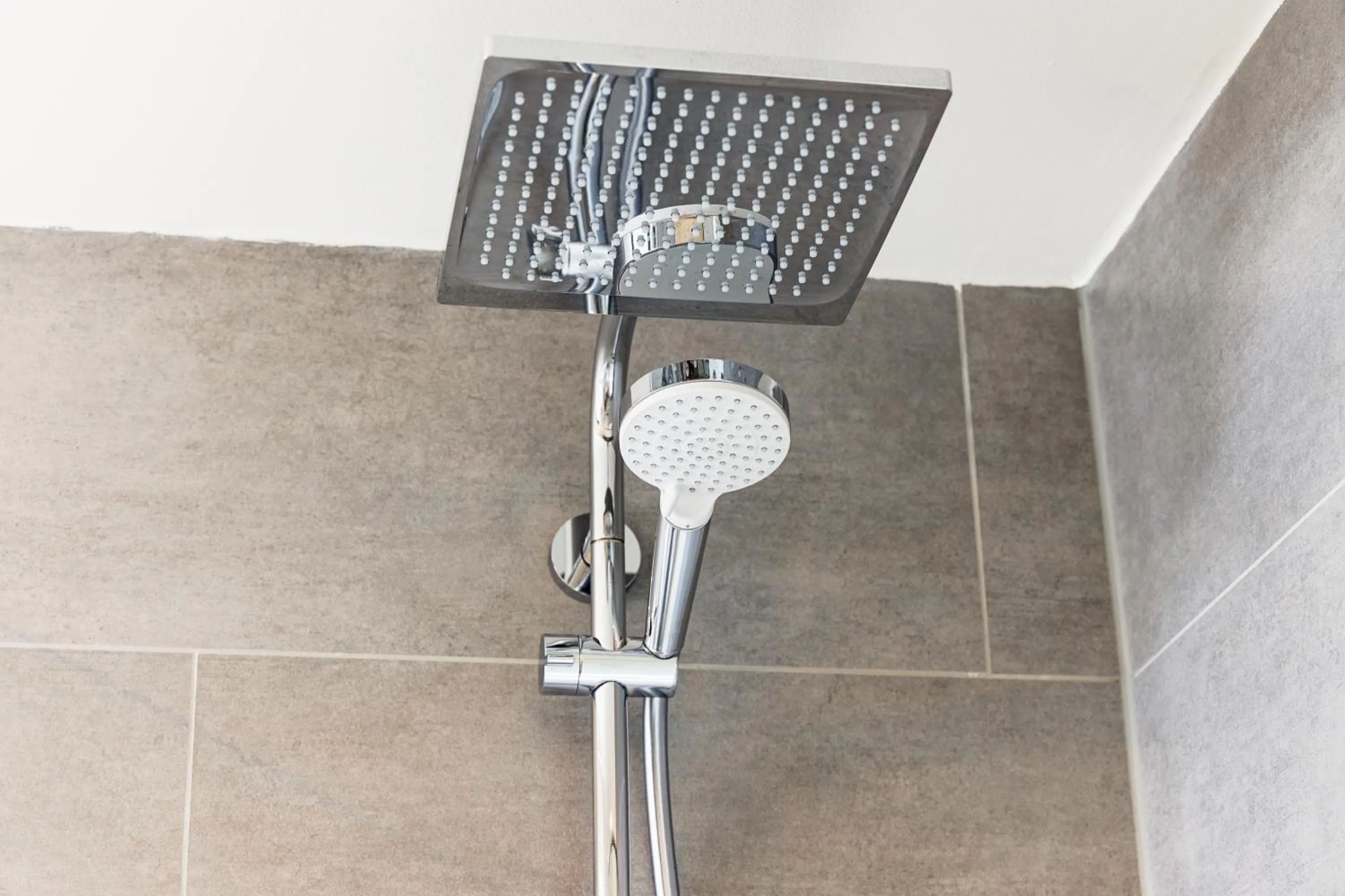 Shower in Hotel Stadt Grevenbroich mit Klimaanlage