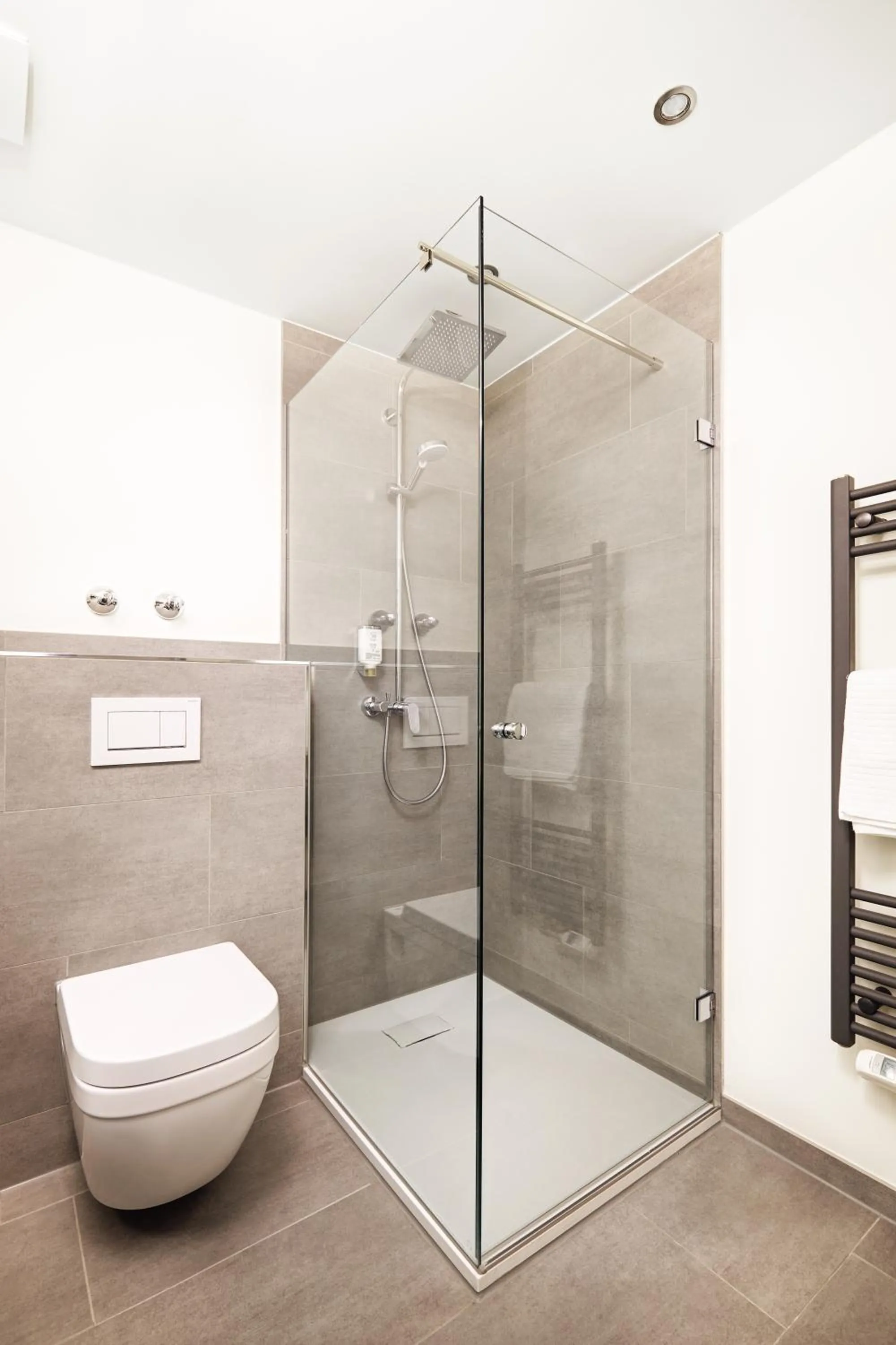 Shower in Hotel Stadt Grevenbroich mit Klimaanlage
