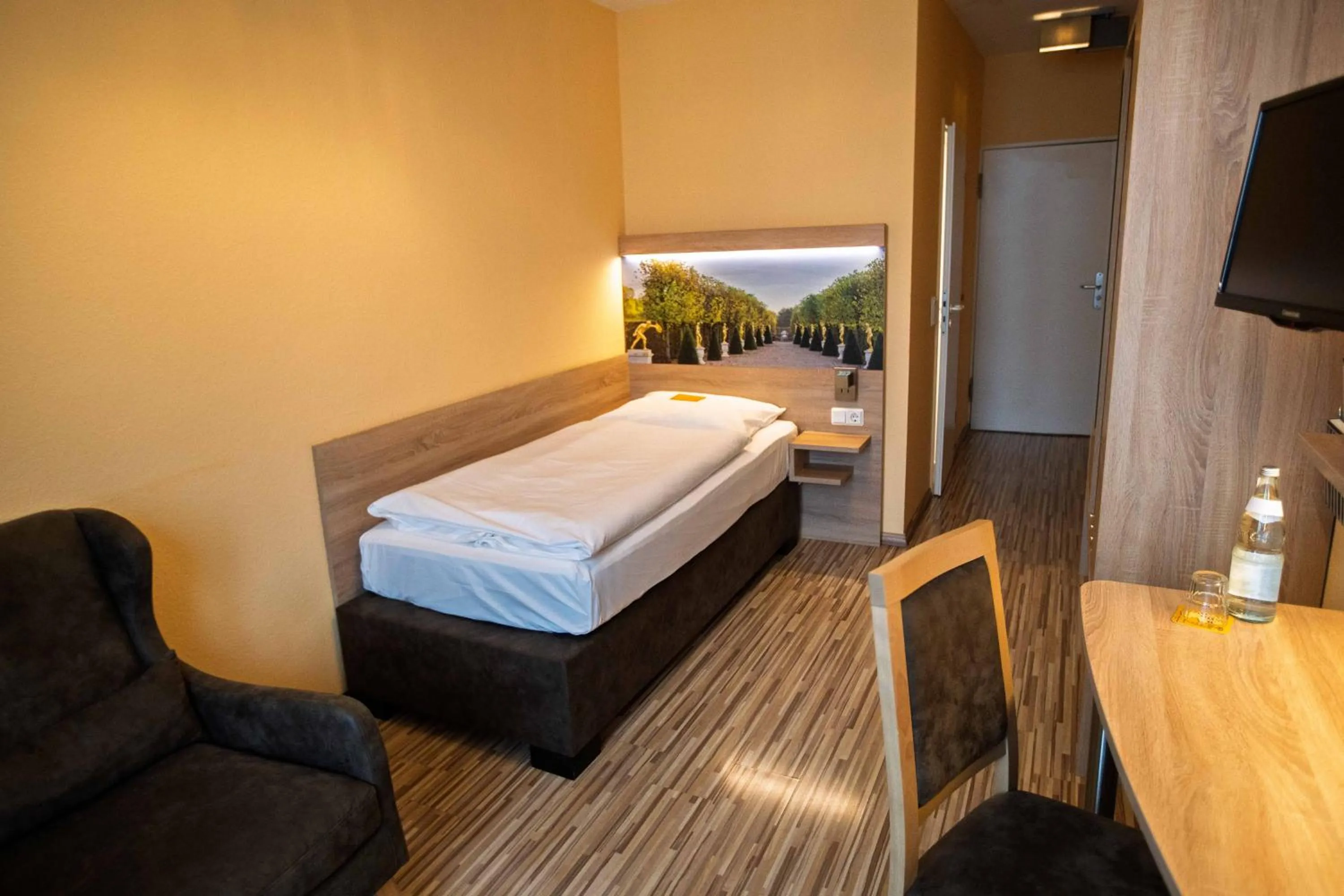 Photo of the whole room, Bed in City Hotel Hannover