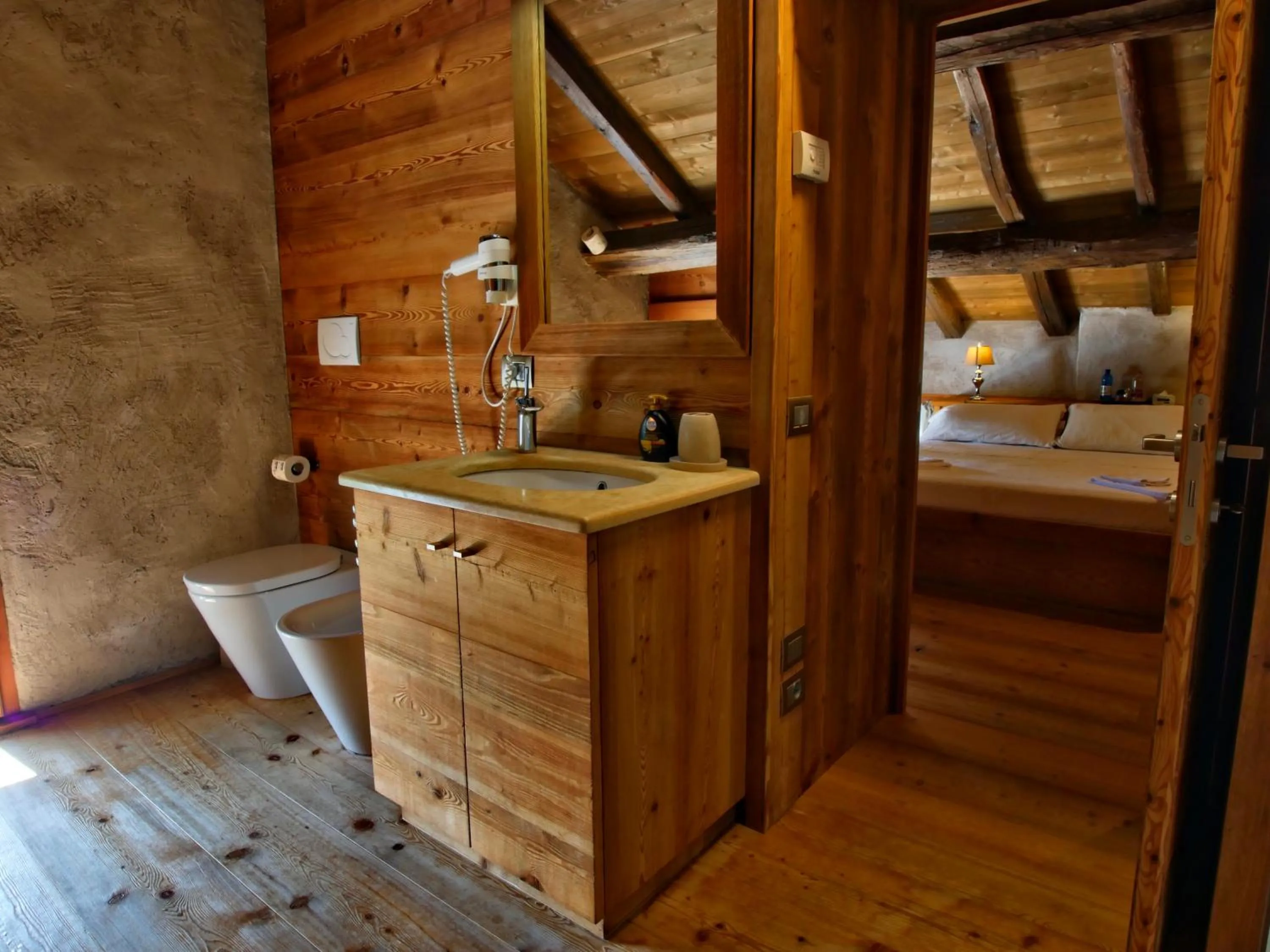 Toilet, Bed in Villa San Liberale - Suites & Wellness - Villa Veneta