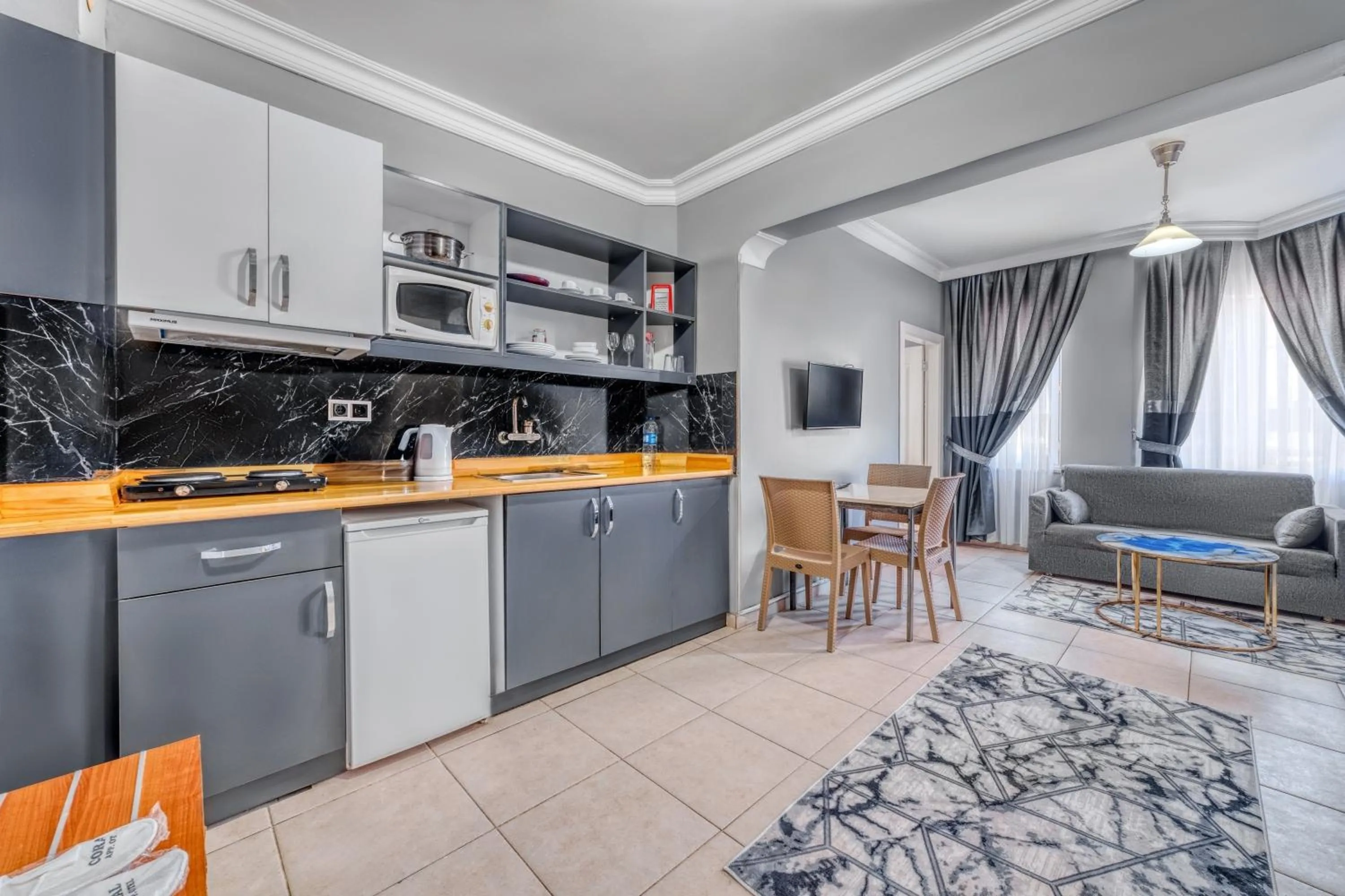 Kitchen or kitchenette in Kleopatra ICARIA Apart Hotel