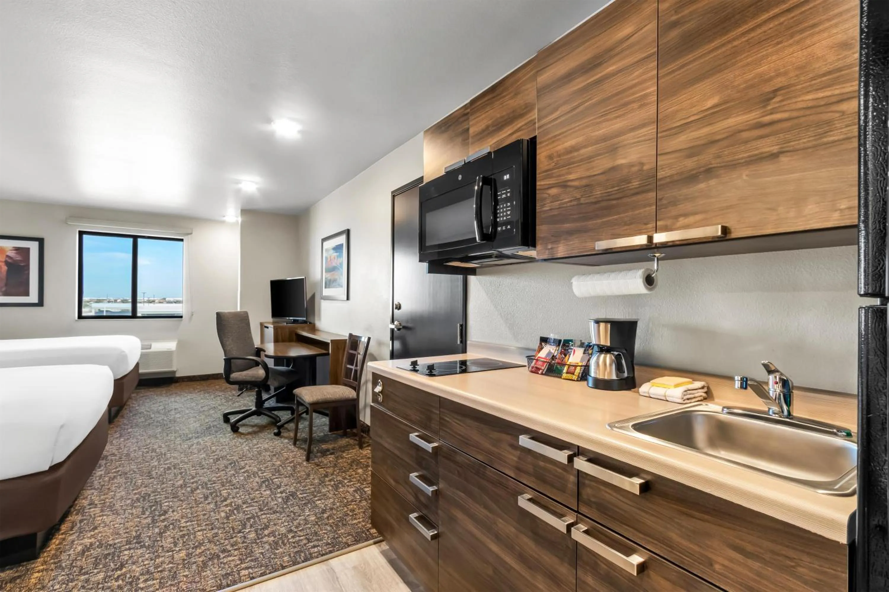 Bathroom, Bed in Sonesta Simply Suites Avondale