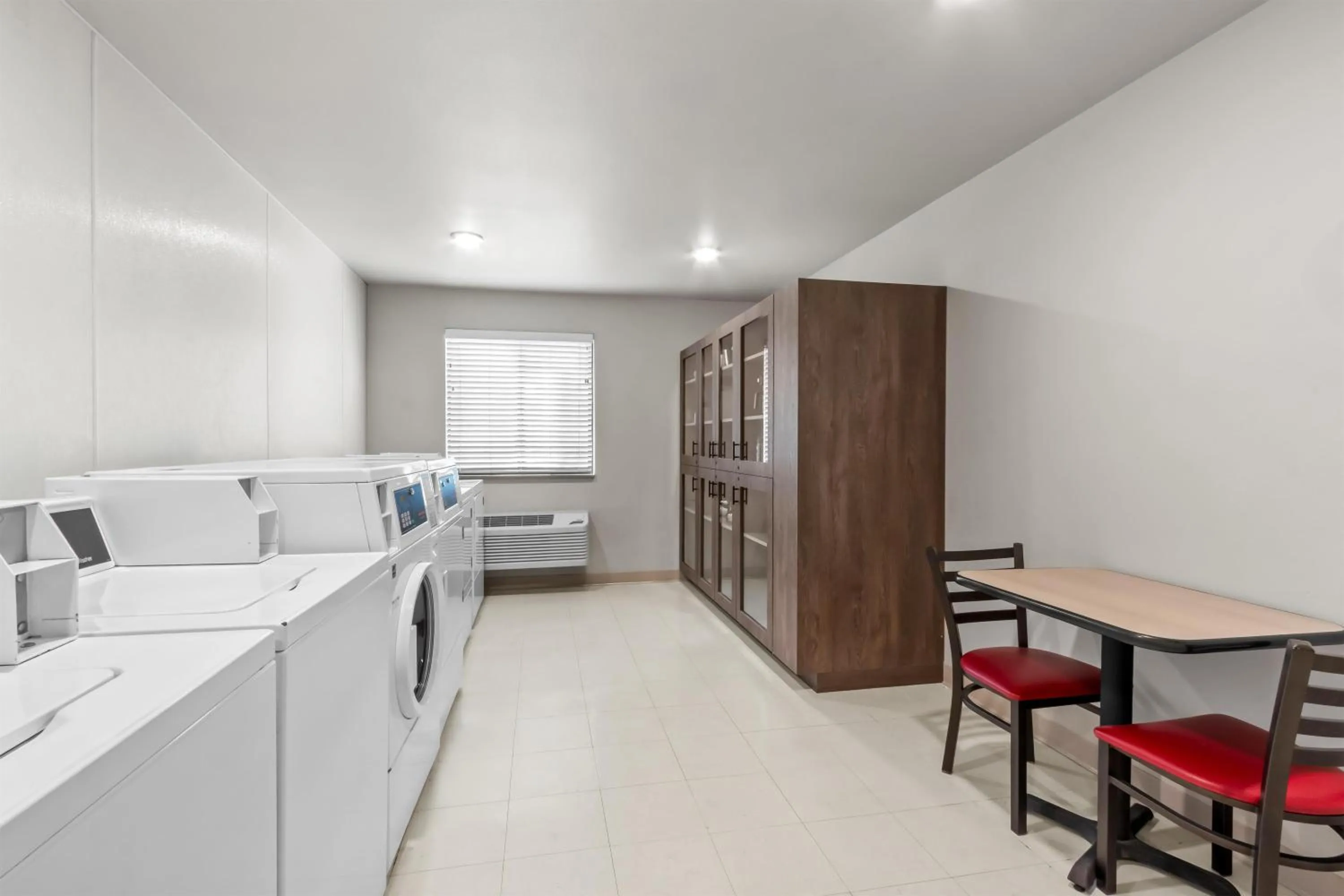 laundry in Sonesta Simply Suites Avondale