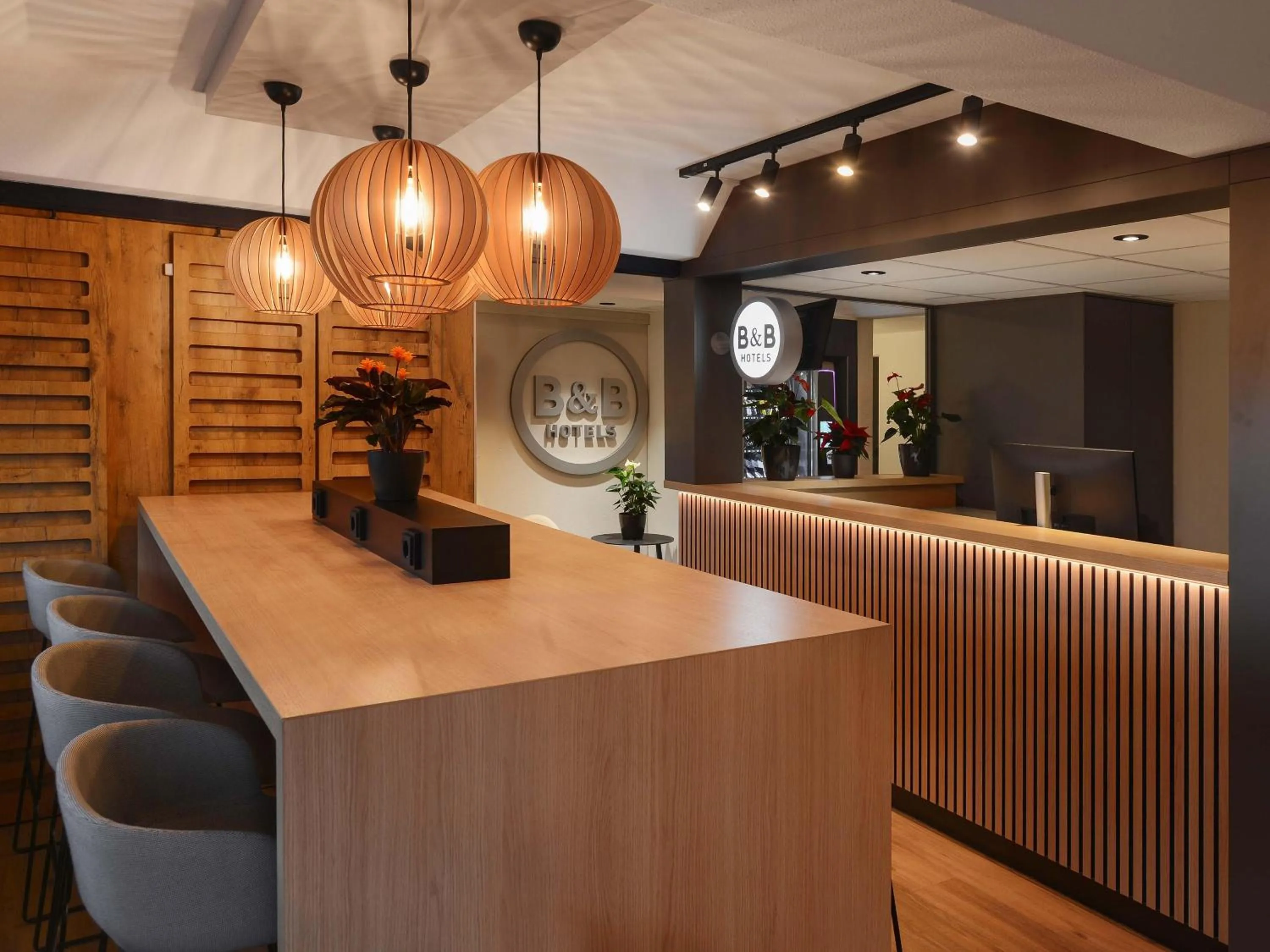 Lobby or reception in B&B HOTEL Wuppertal-Oberbarmen