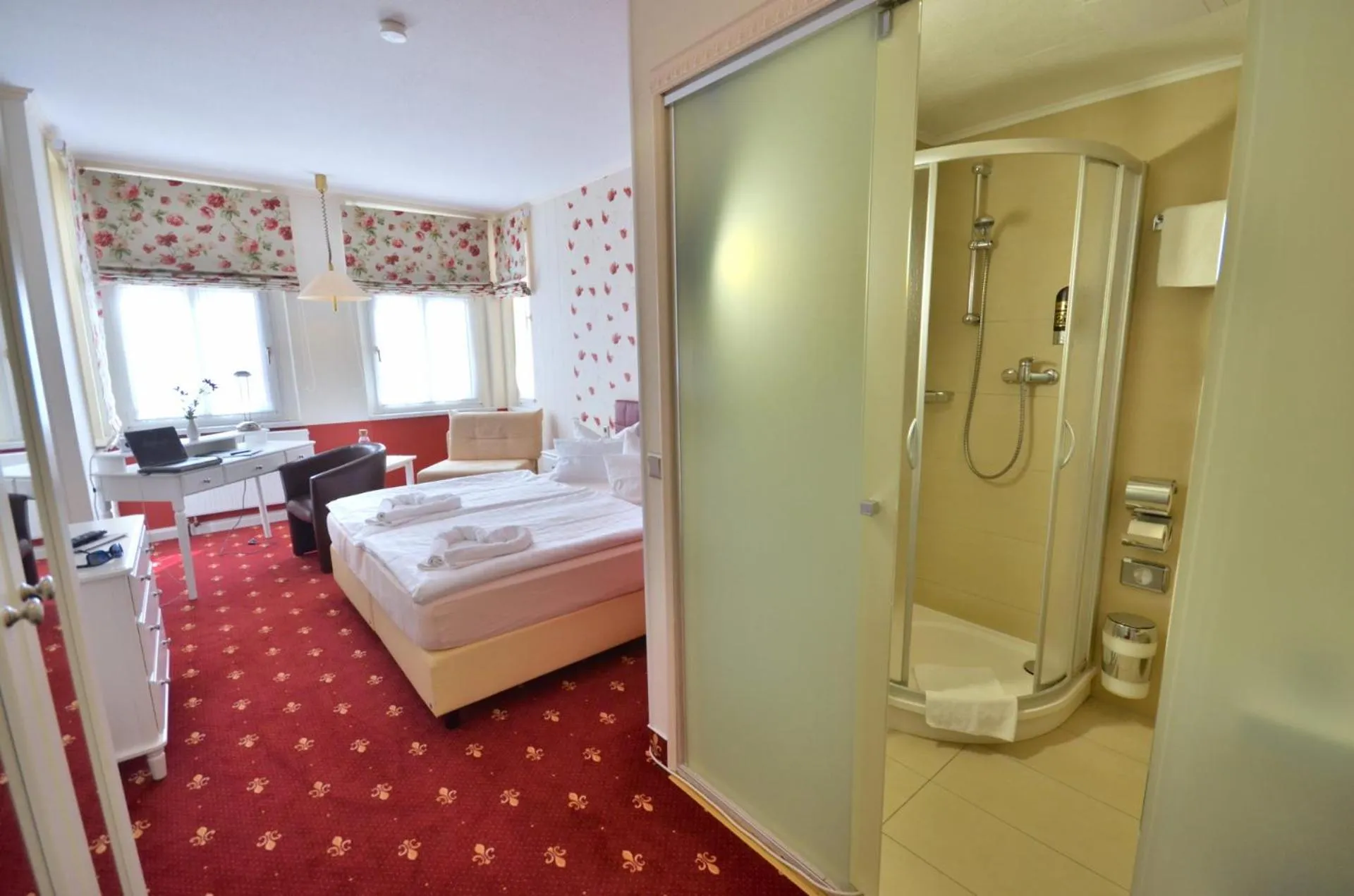 Shower, Bed in Hotel Alt-Connewitz