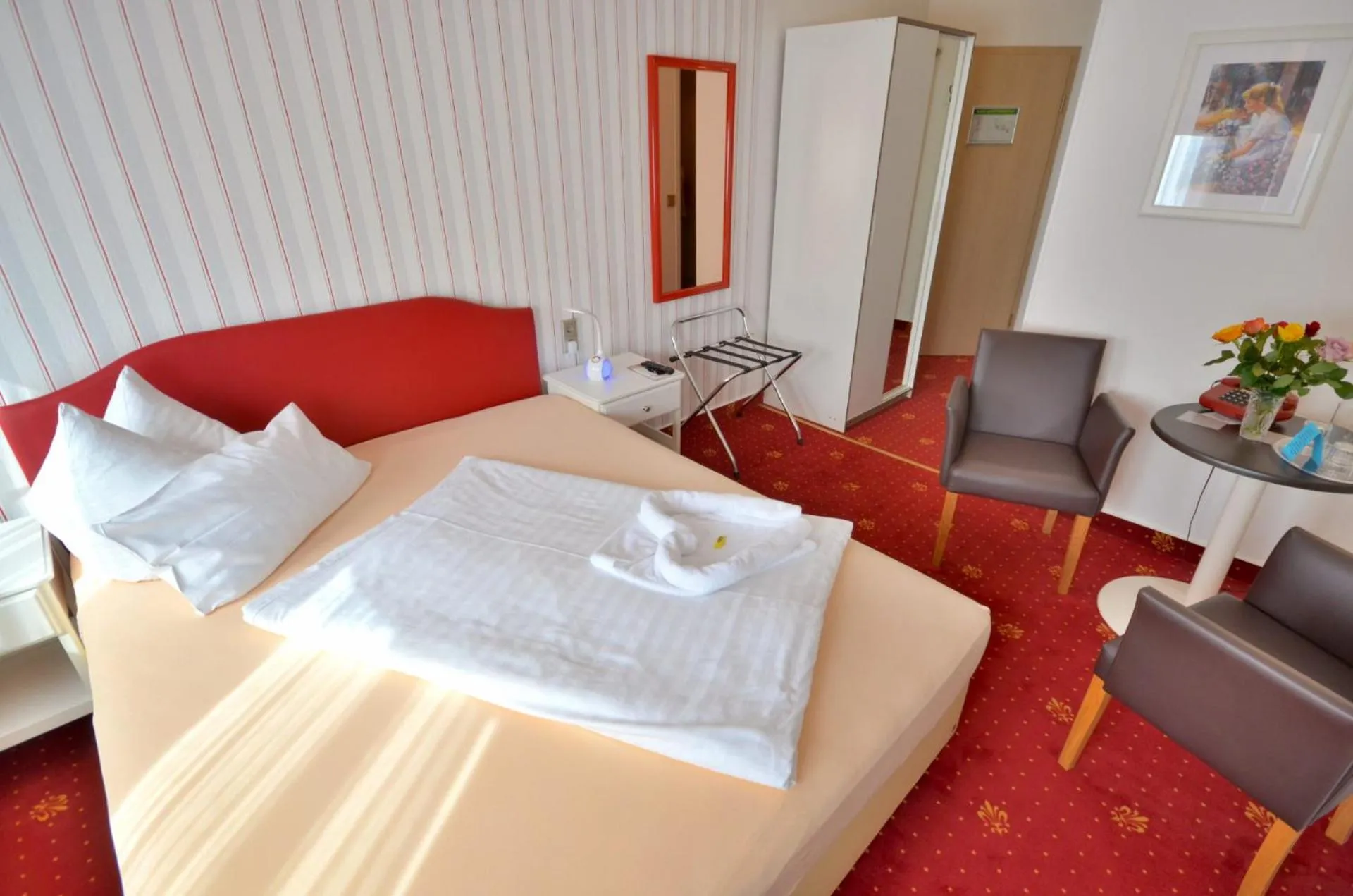 Seating area, Bed in Hotel Alt-Connewitz