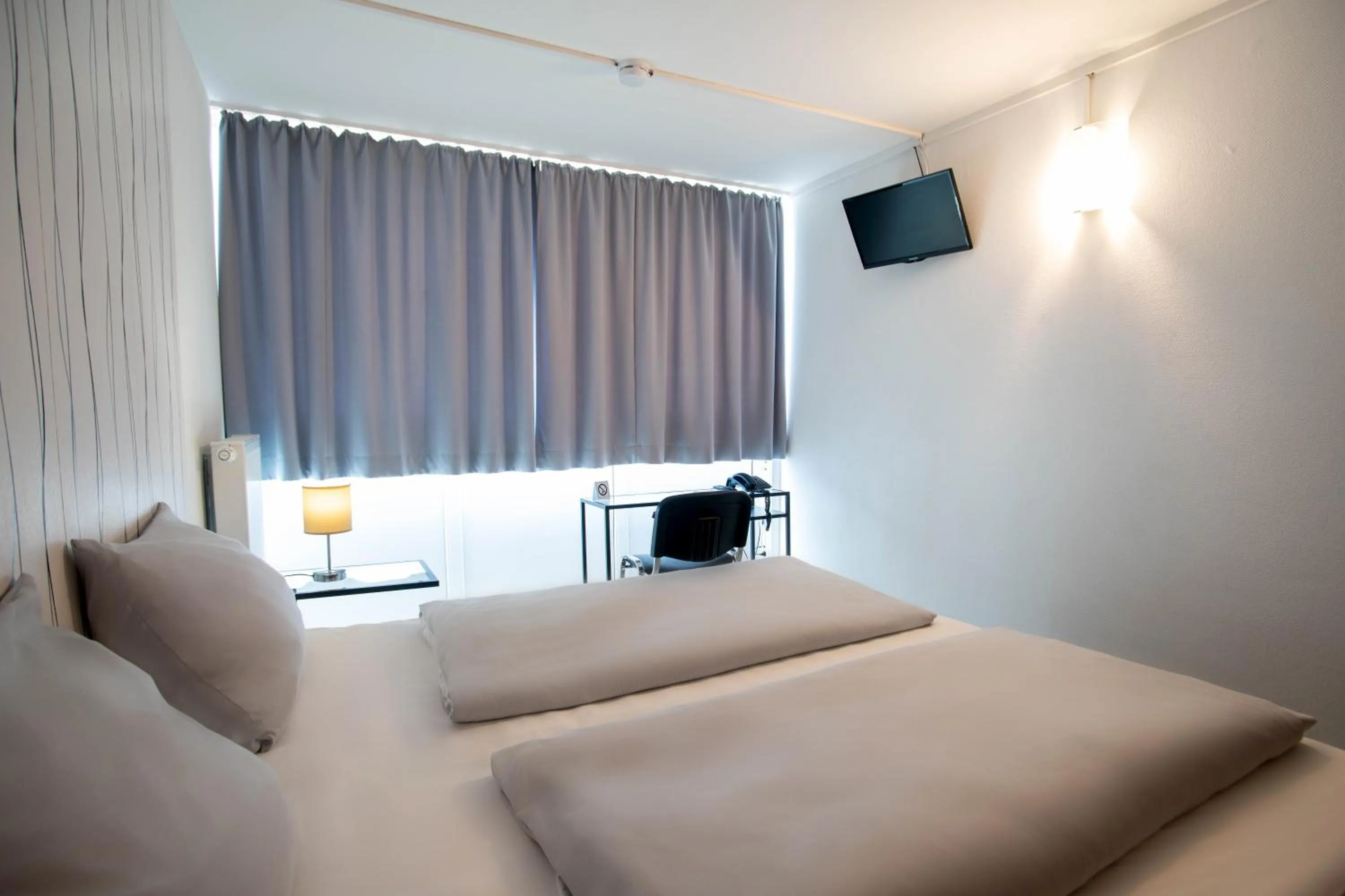 Photo of the whole room, Bed in BeeVillage Messehotel Hannover Laatzen