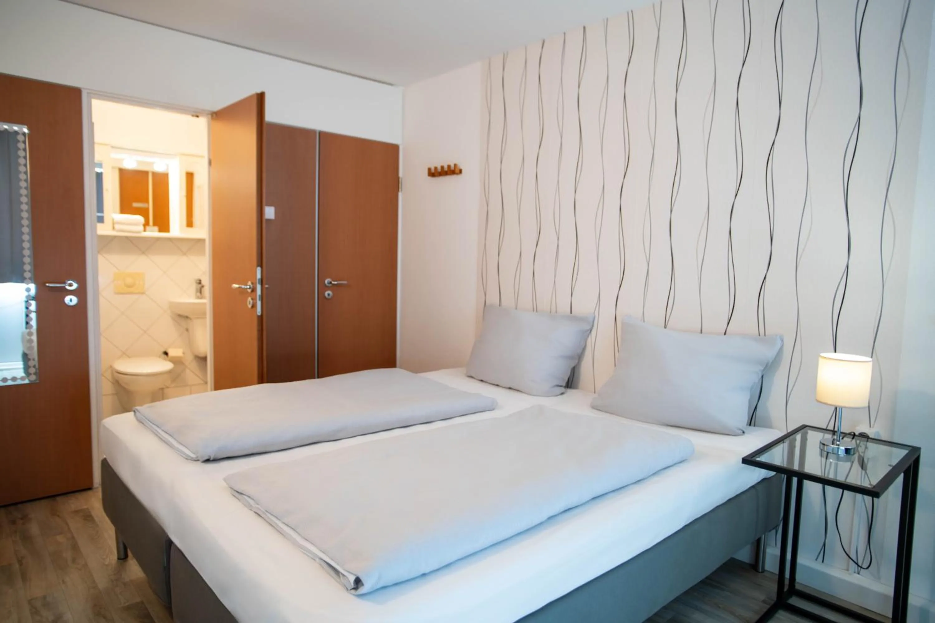 Photo of the whole room, Bed in BeeVillage Messehotel Hannover Laatzen