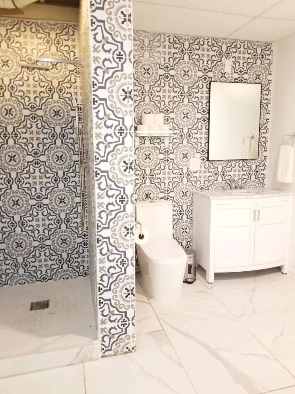 Bathroom in 7 BR- Sleeps 15! Famous Lakefront Amazing Property!