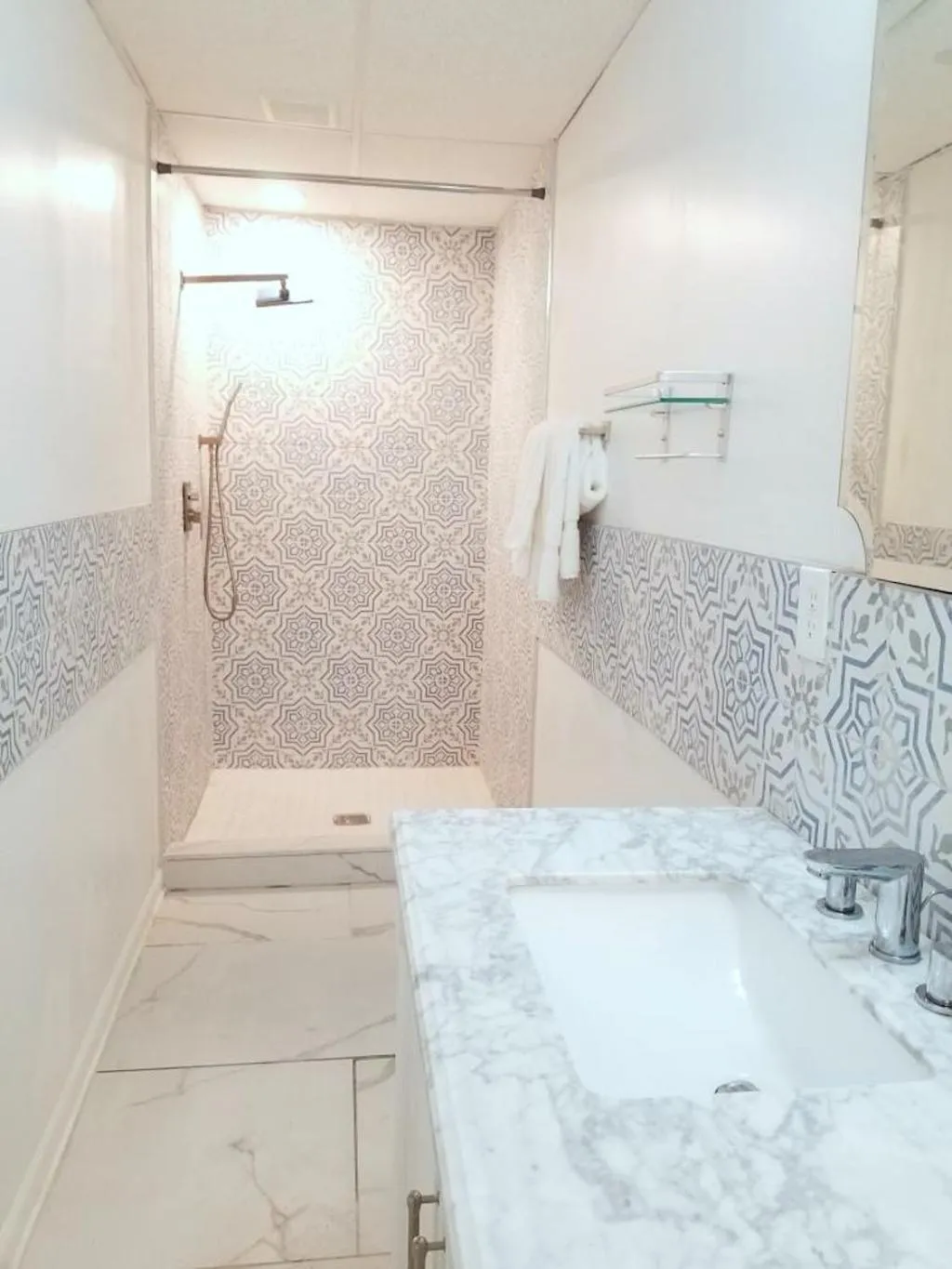 Bathroom in 7 BR- Sleeps 15! Famous Lakefront Amazing Property!