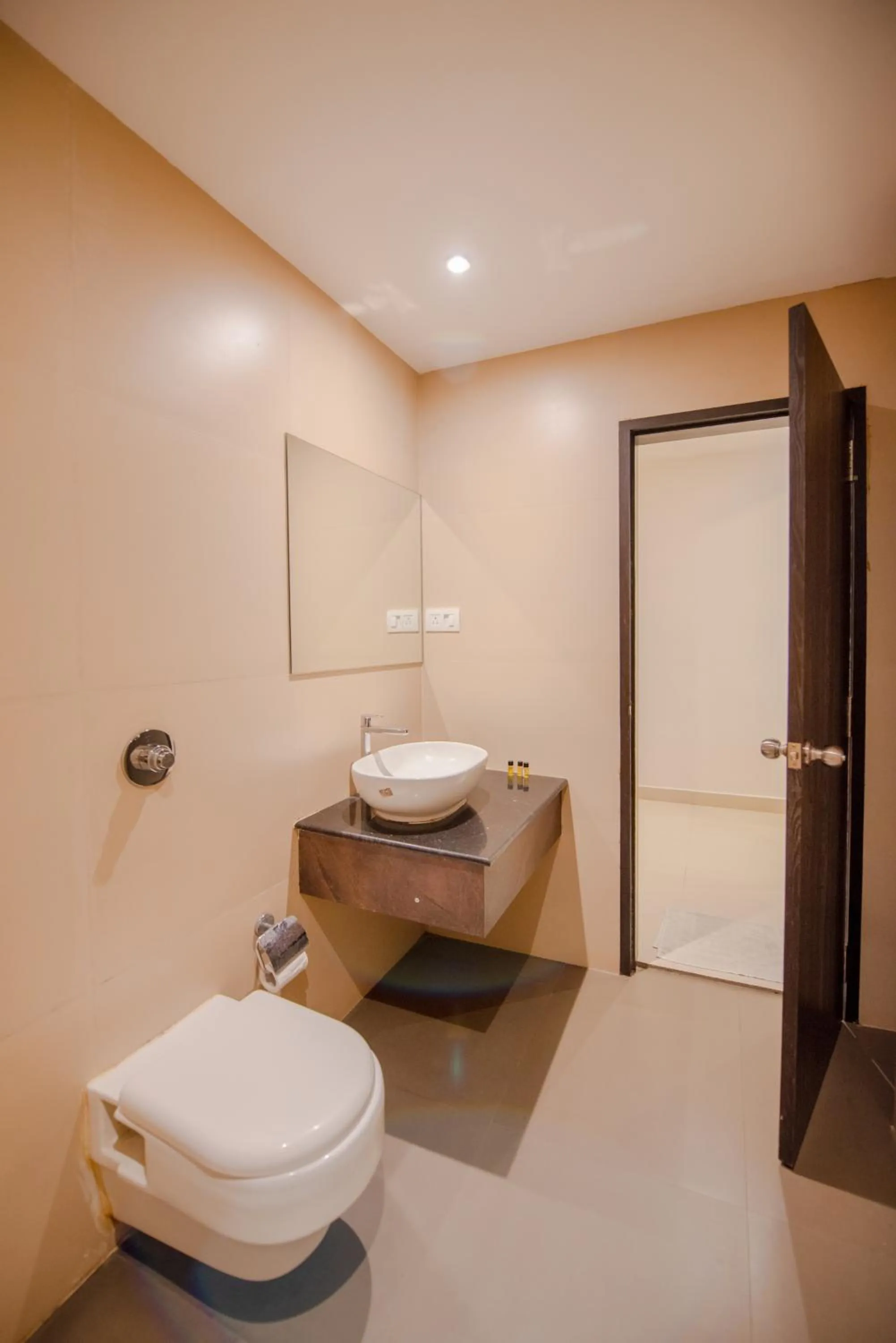 Bathroom, Bed in Hotel Horizon Hues