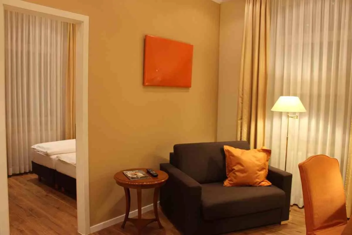 Living room, Bed in Hotel Savoy Hannover