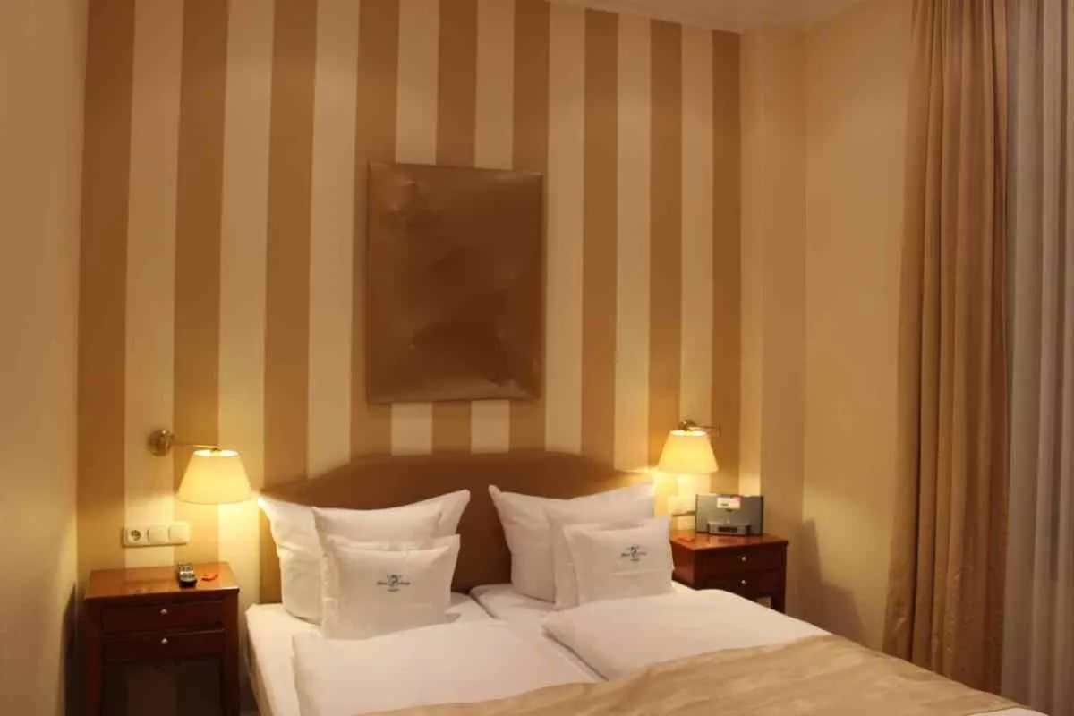 Photo of the whole room, Bed in Hotel Savoy Hannover