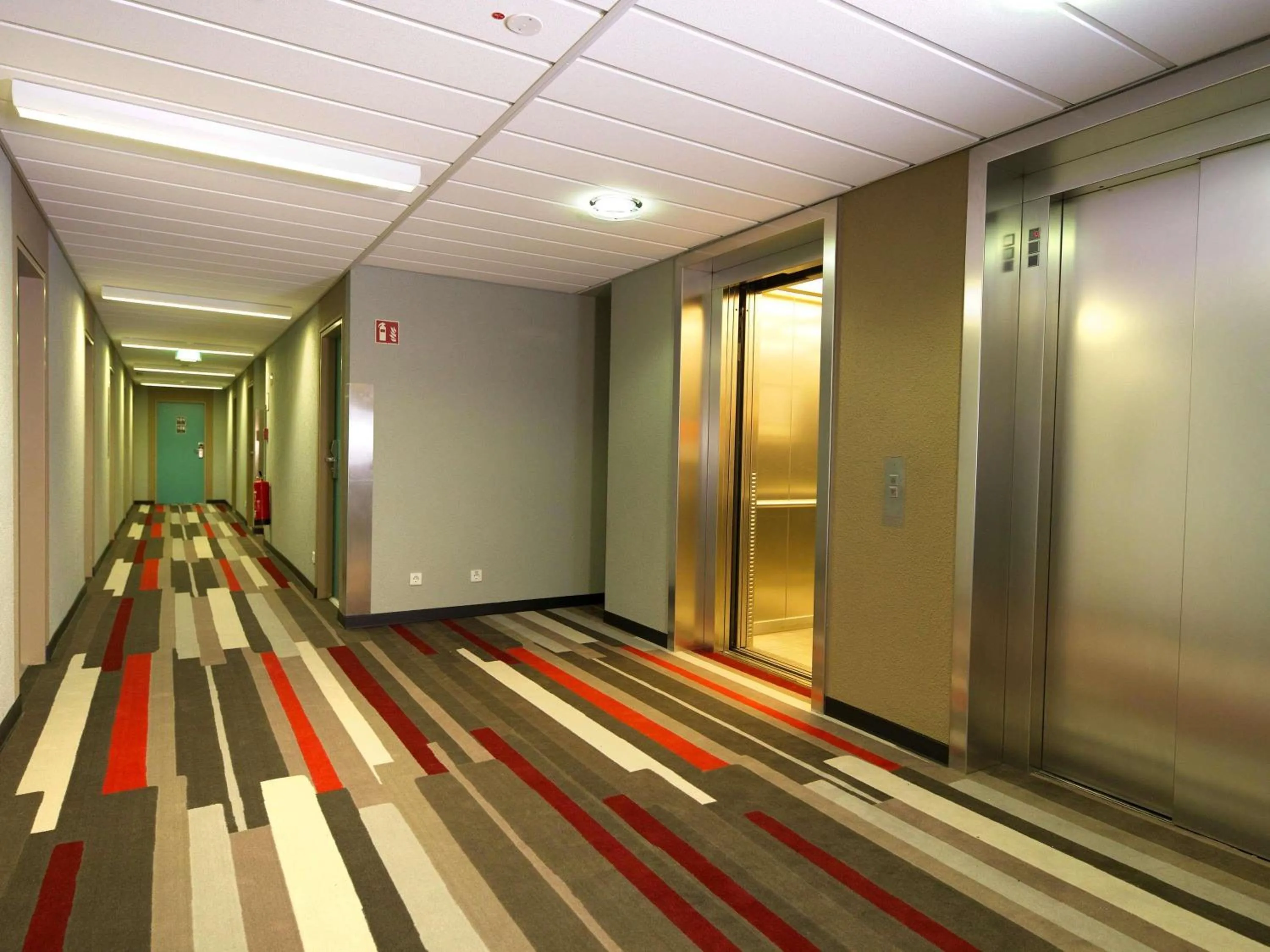 Bedroom in ibis Köln Messe