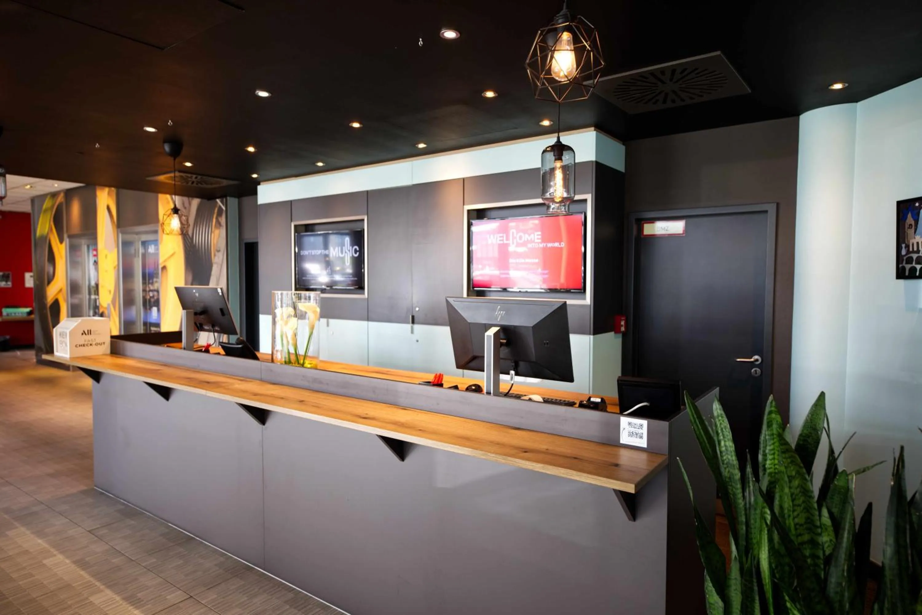 Lobby or reception in ibis Köln Messe