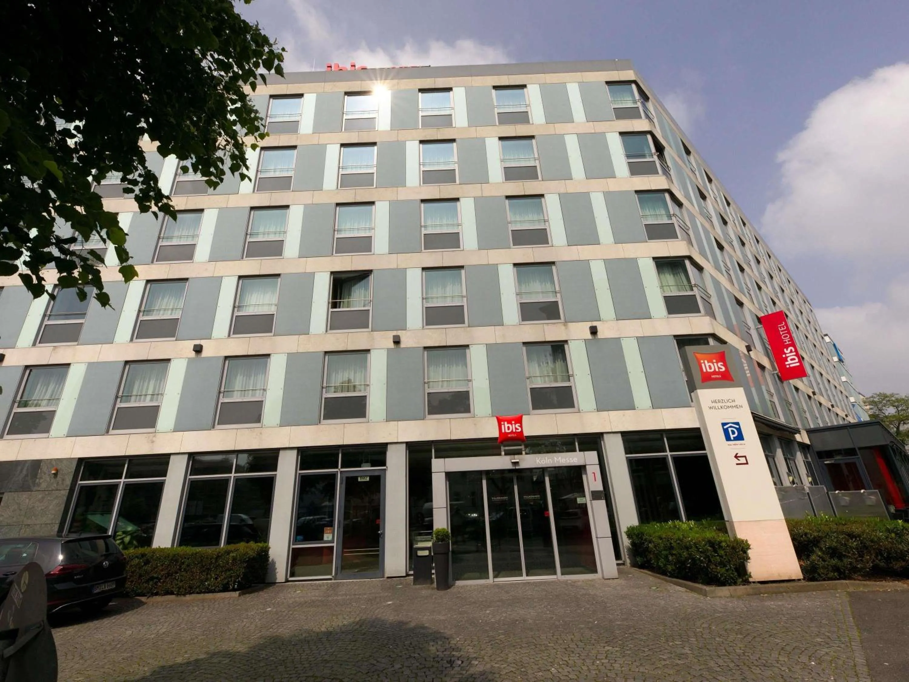 Bedroom in ibis Köln Messe