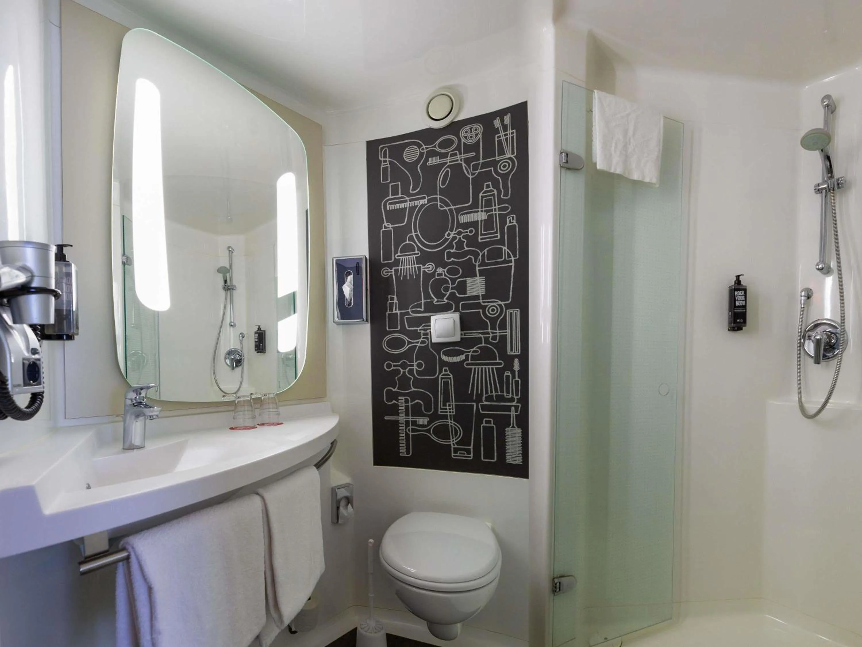 Bedroom in ibis Köln Messe