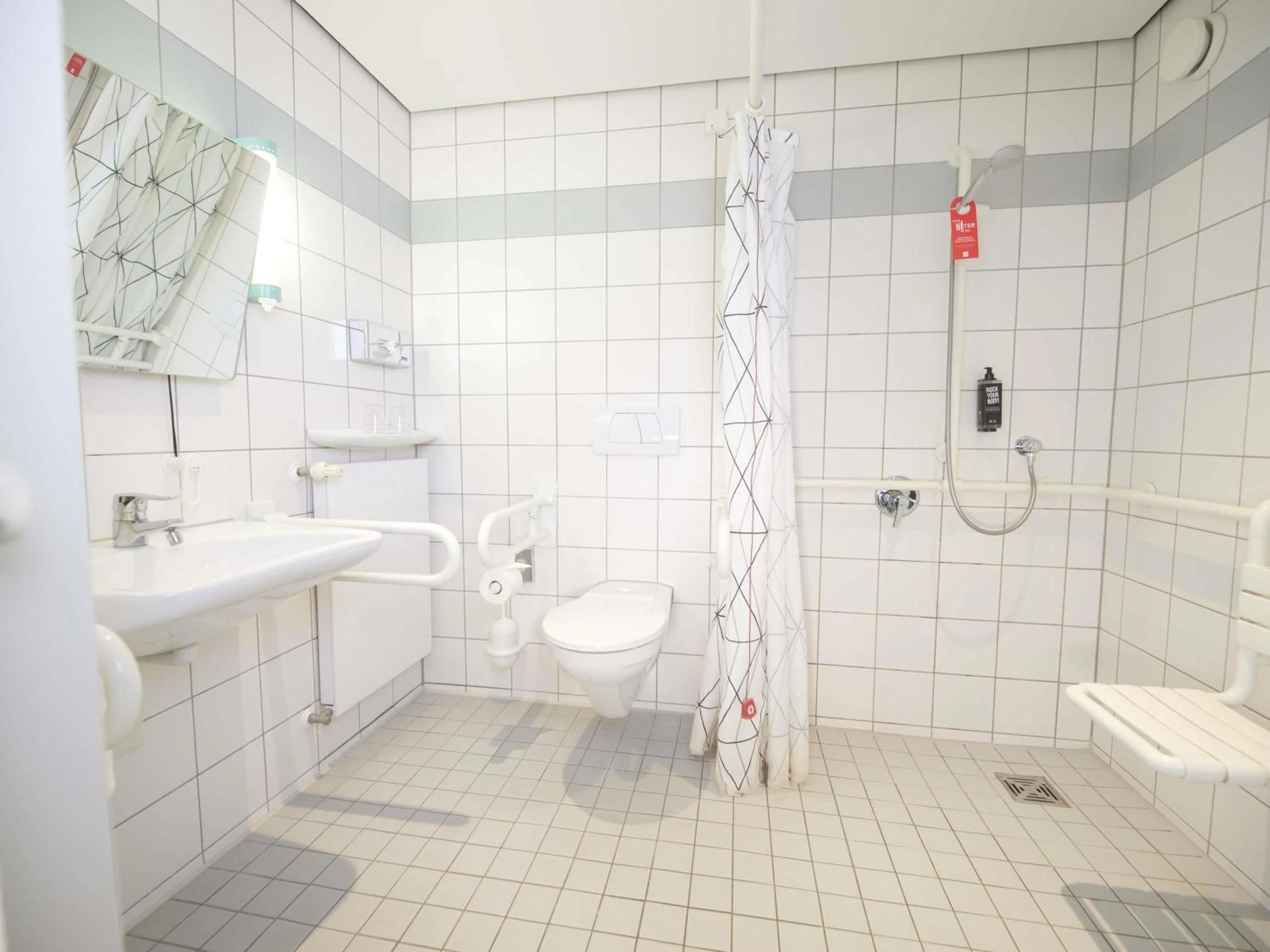 Bedroom in ibis Köln Messe