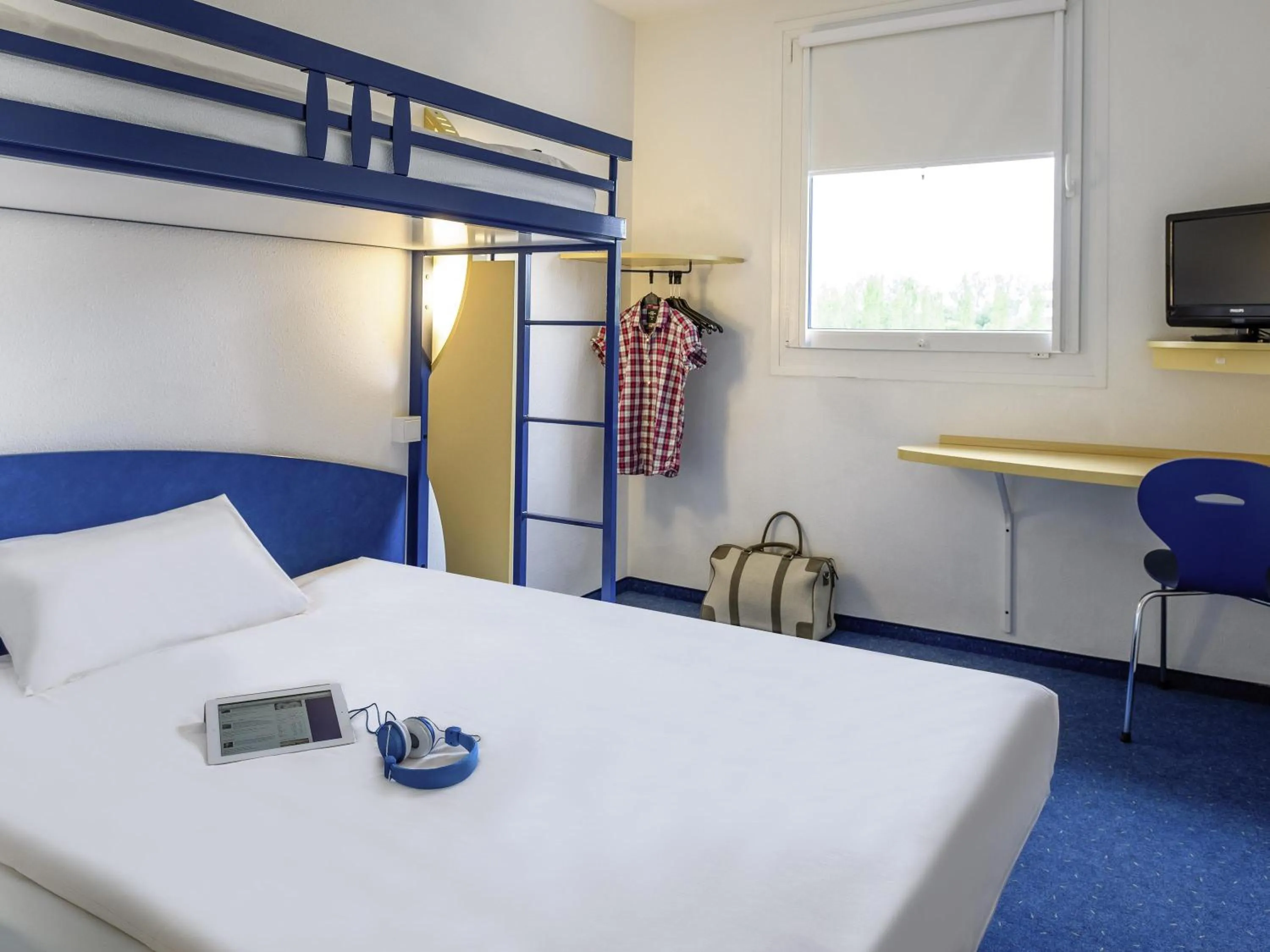 Bedroom, Bed in ibis budget Krefeld Messe-Düsseldorf