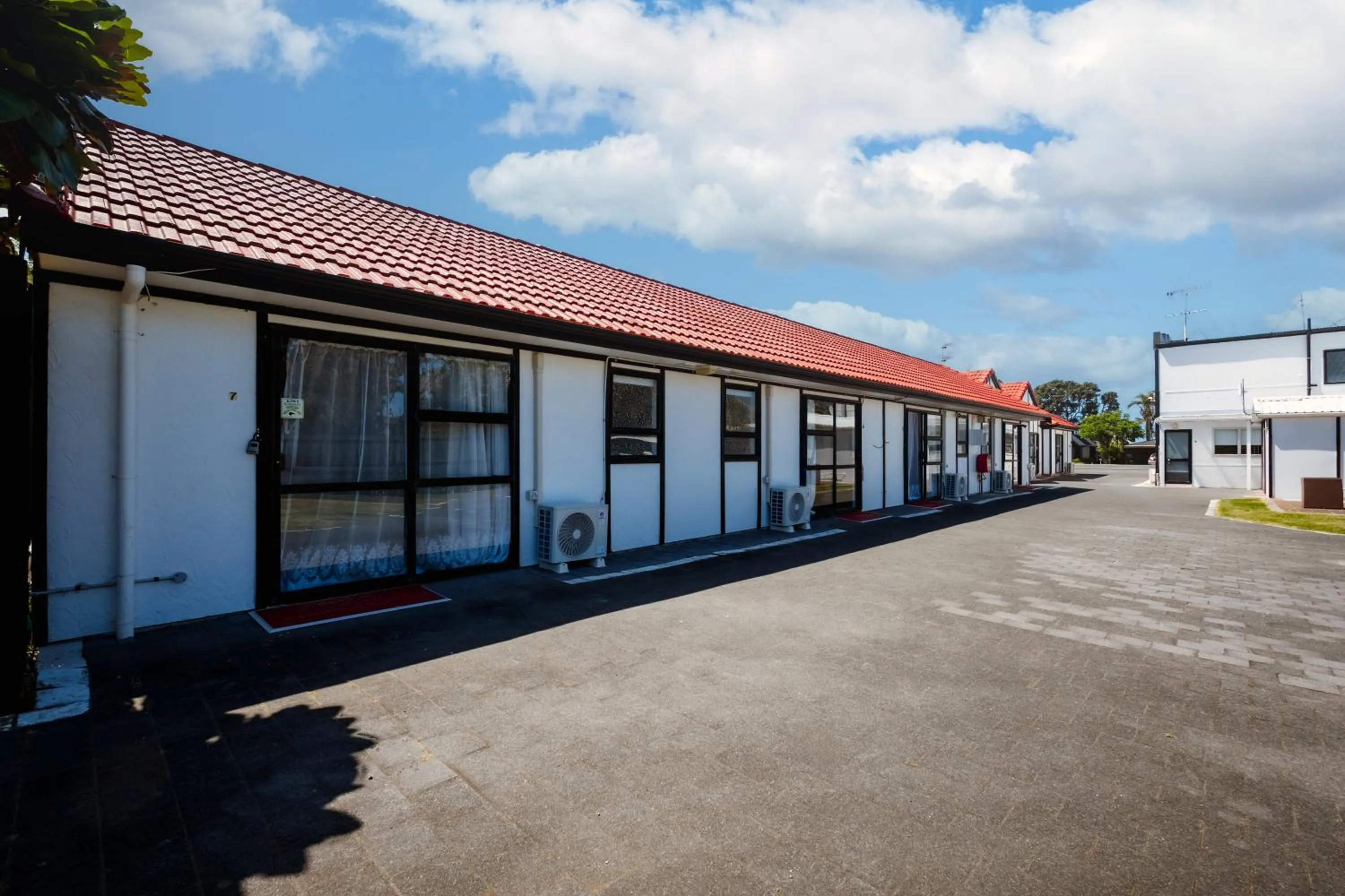 Property building in Summer Inn Motel - Newly Renovated