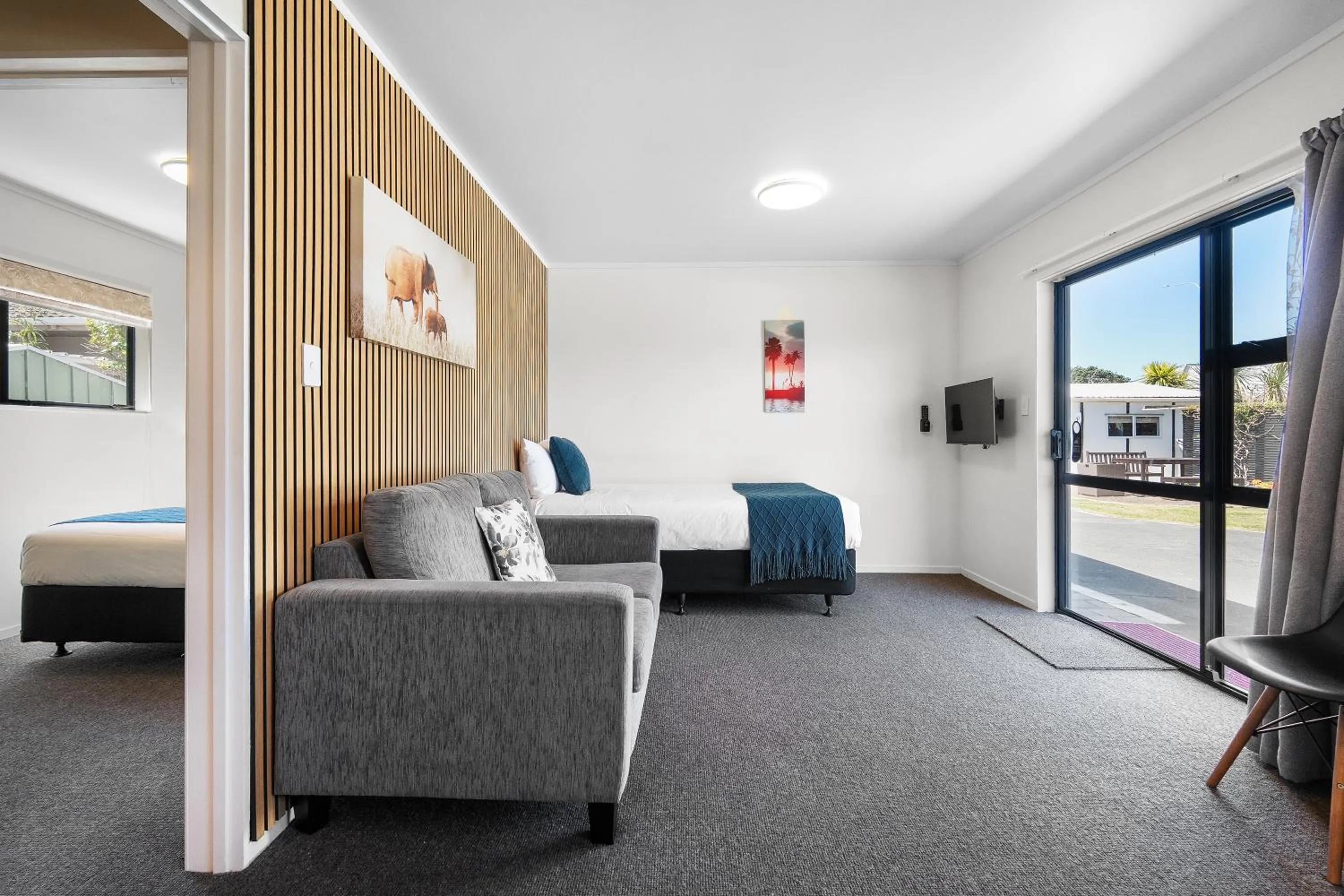 Living room in Summer Inn Motel - Newly Renovated