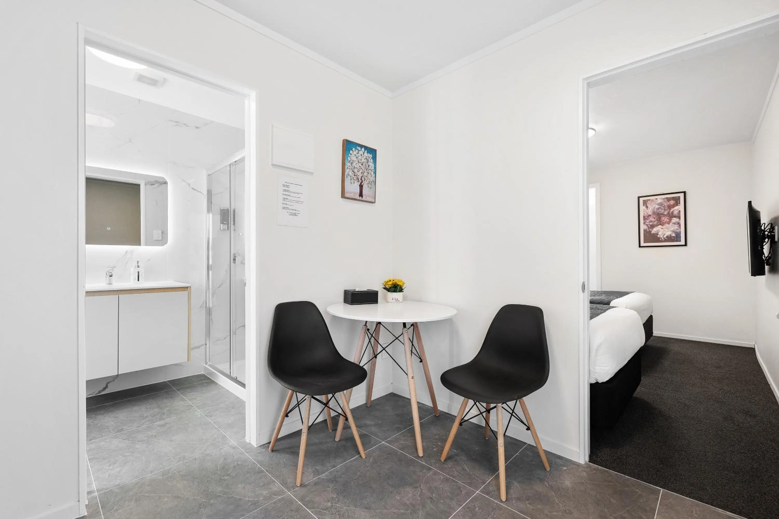 Living room in Summer Inn Motel - Newly Renovated