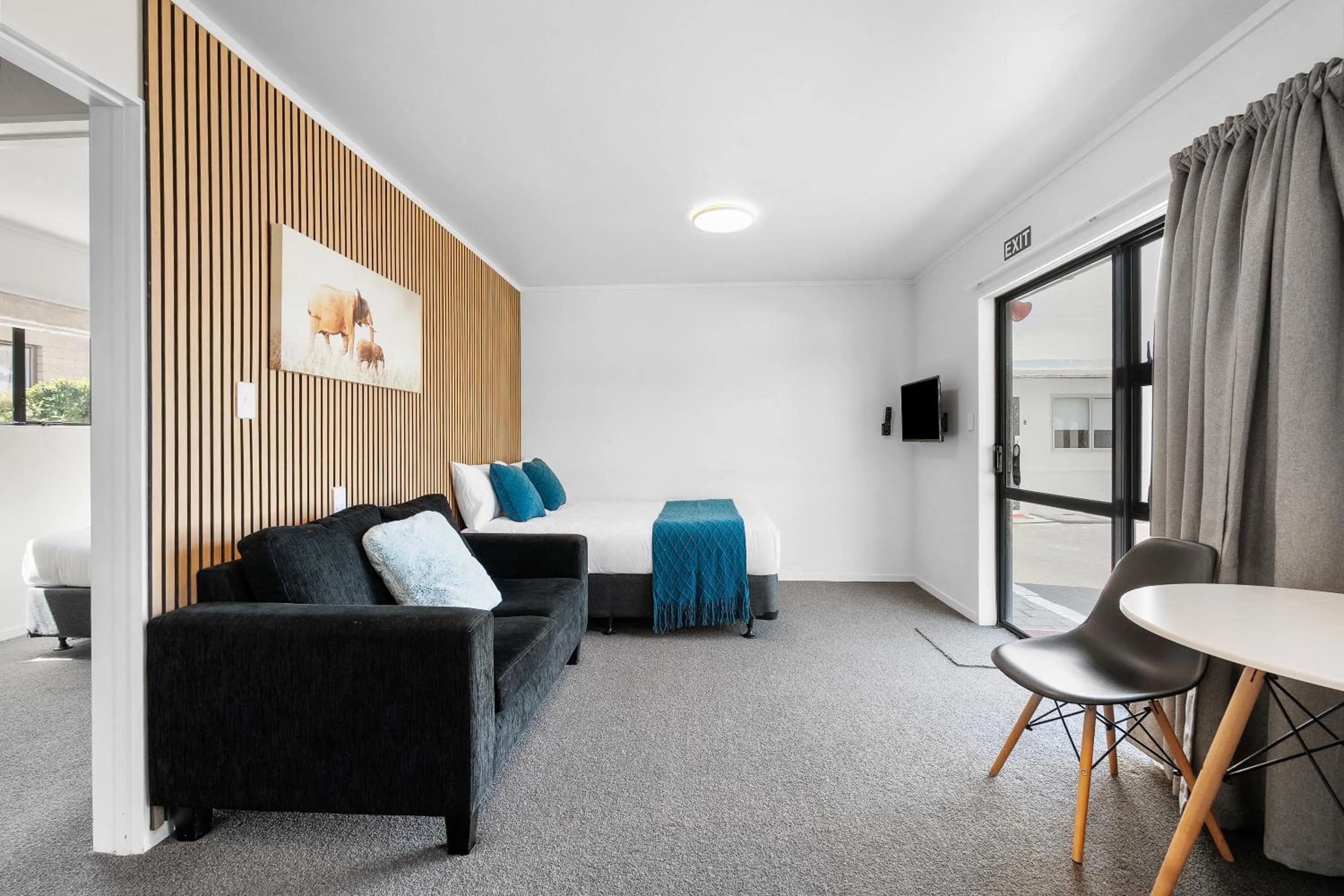 Living room in Summer Inn Motel - Newly Renovated