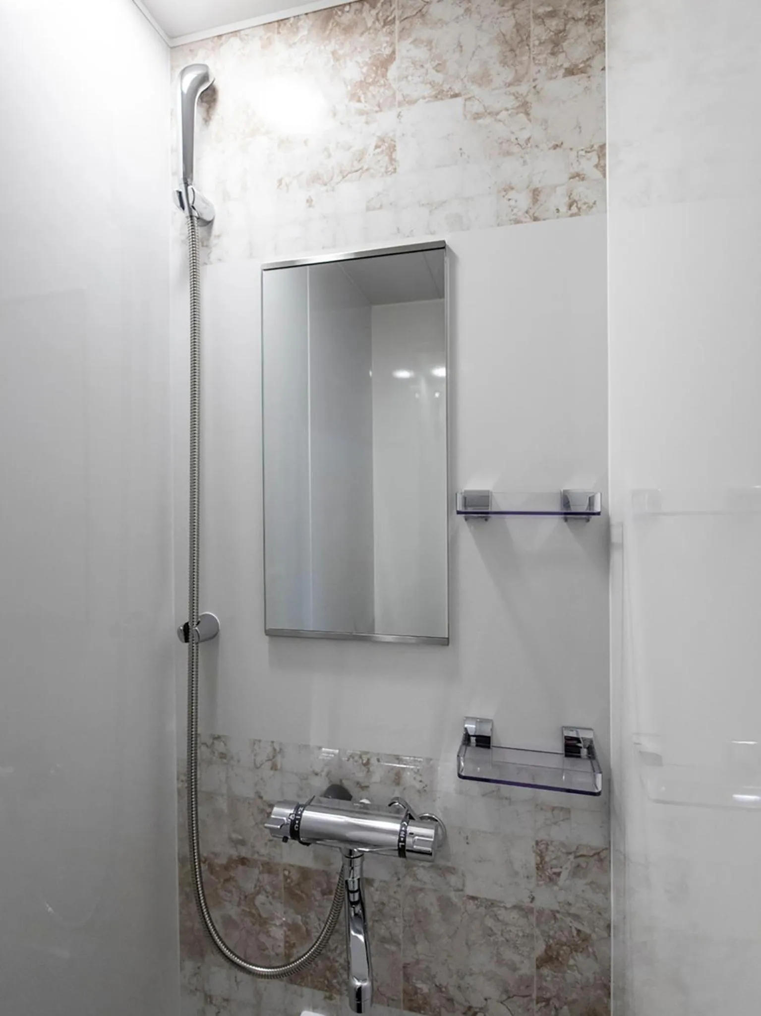 Shower in Aoyama Lodge