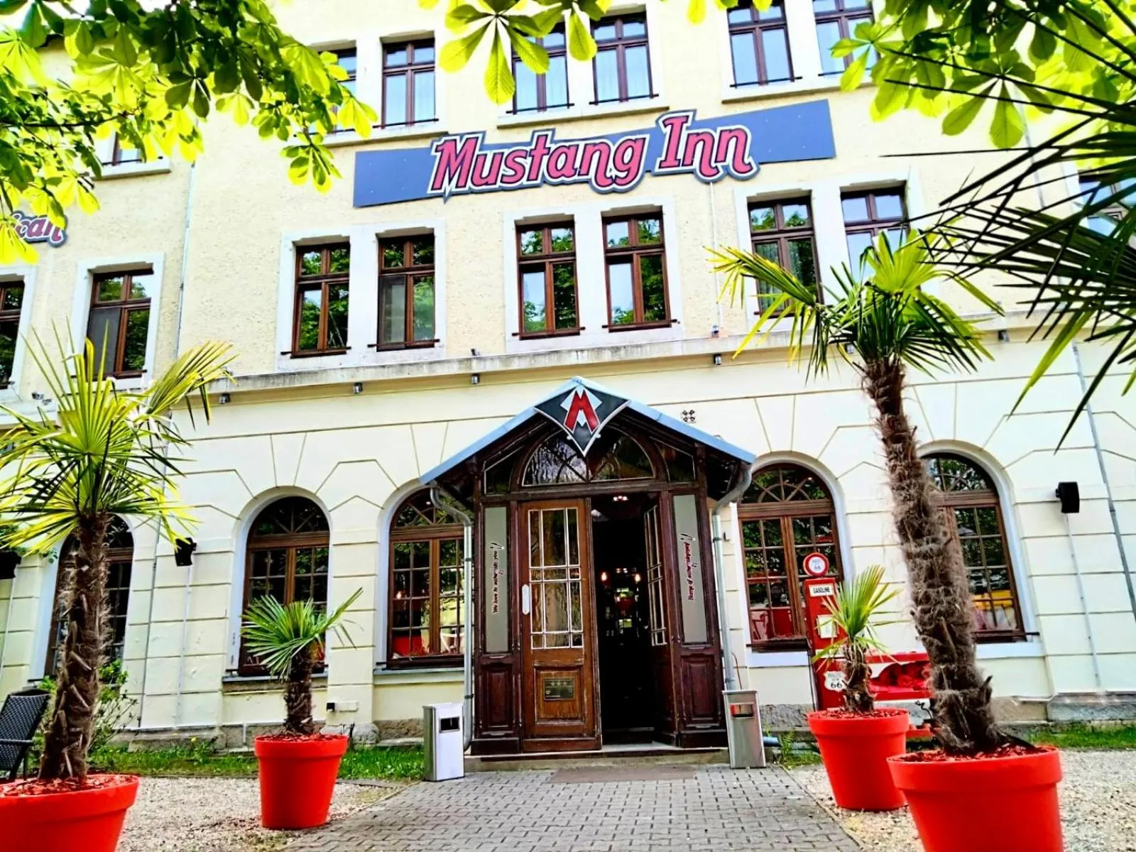 Property building in MUSTANG INN am Großen Garten