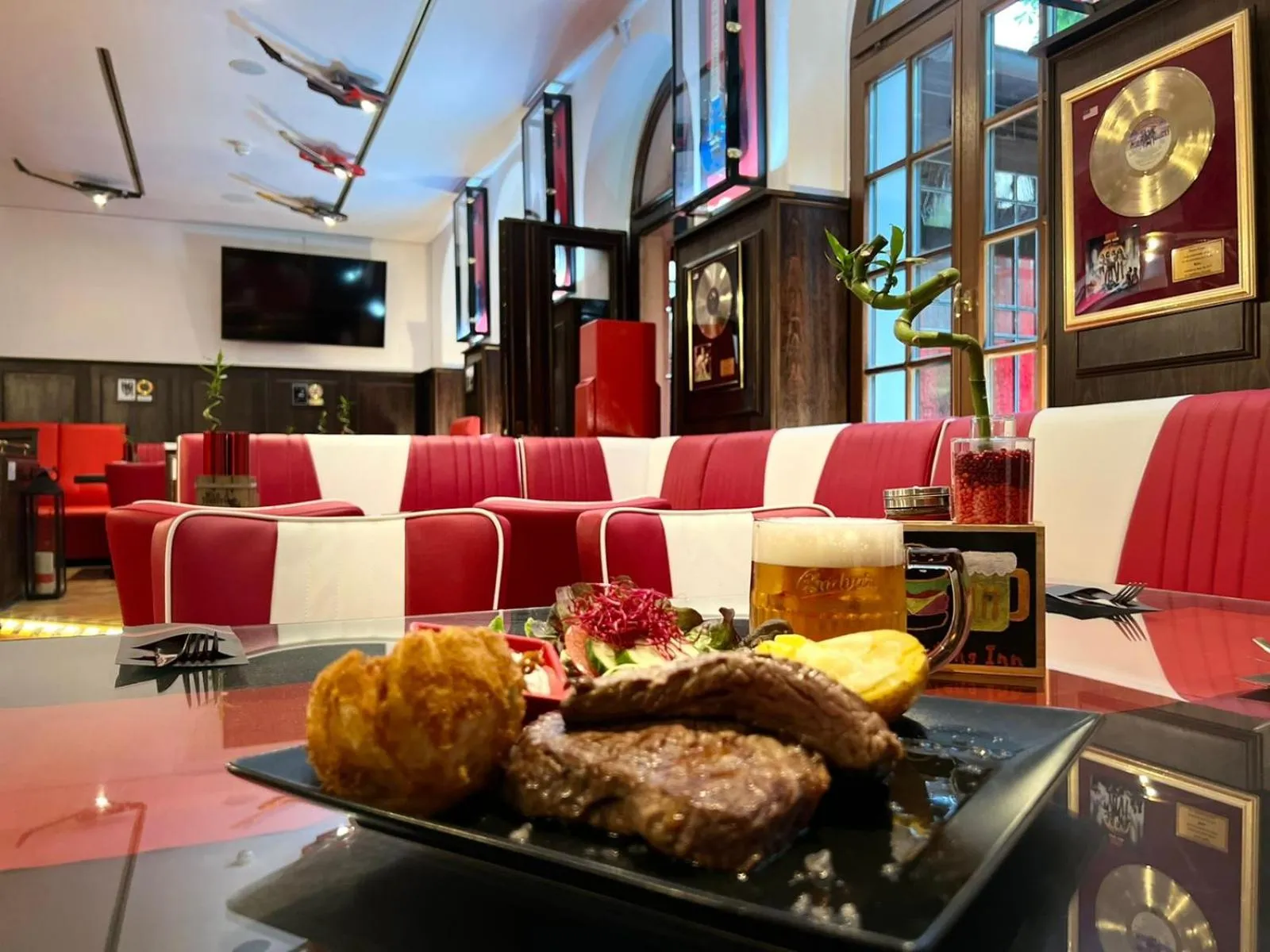 Property building in MUSTANG INN am Großen Garten