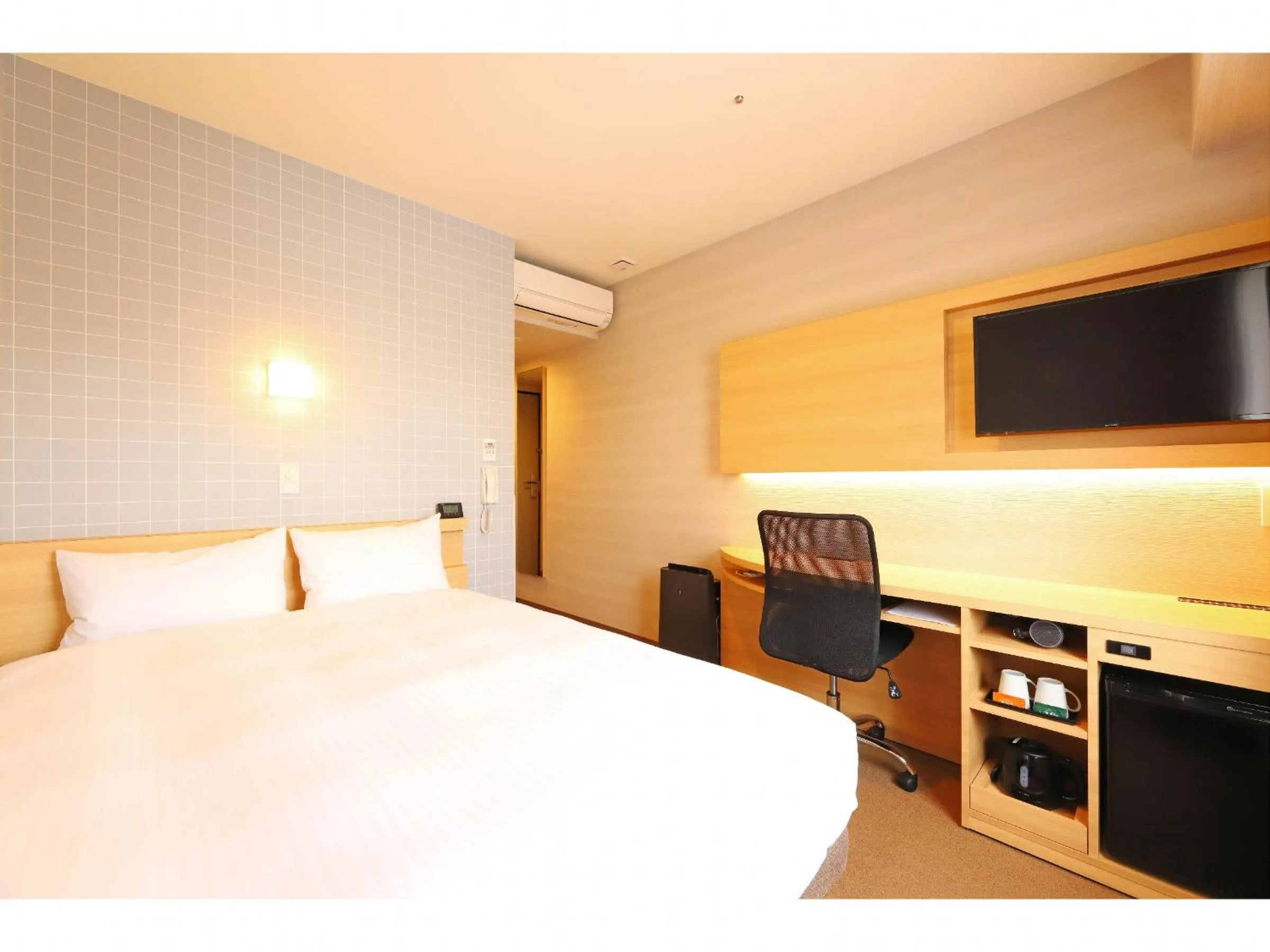 Photo of the whole room, Bed in Smile Hotel Shonan Fujisawa